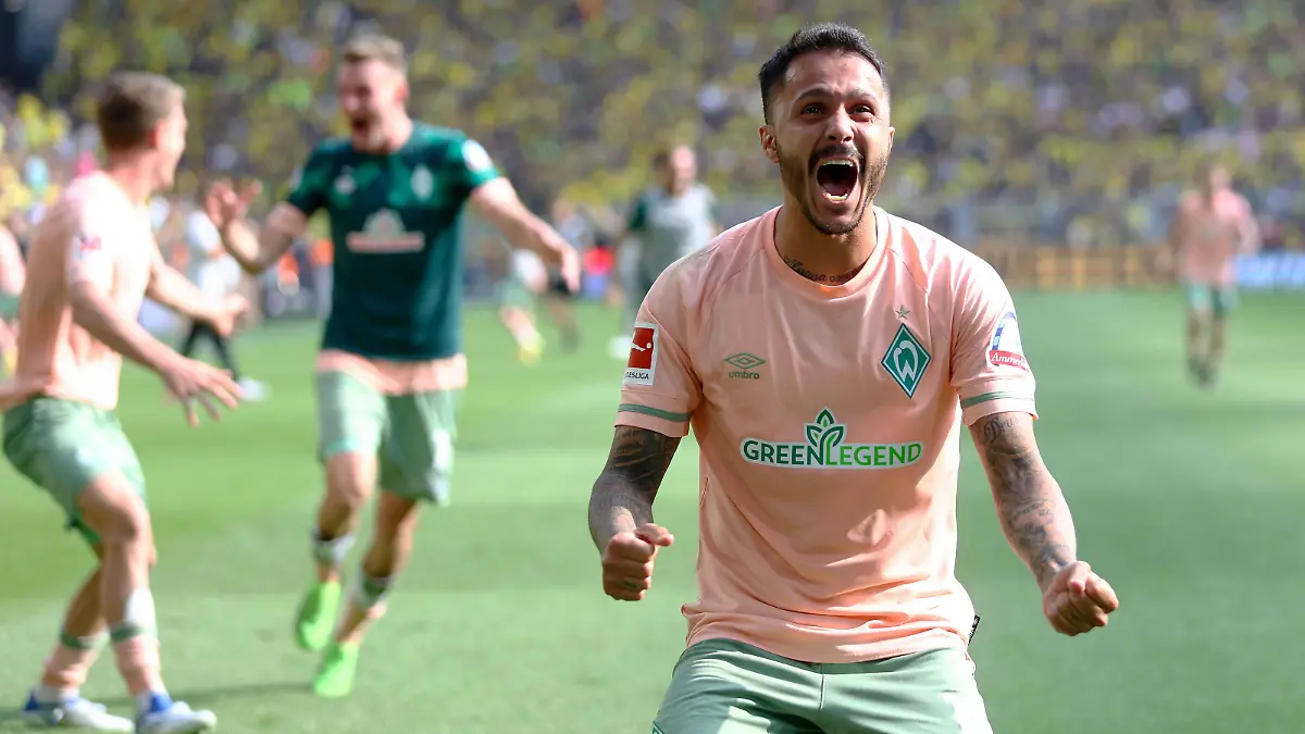 DORTMUND, GERMANY - AUGUST 20: Leonardo Bittencourt of SV Werder Bremen celebrates after teammate Niklas Schmidt scores their team's second goal the during the Bundesliga match between Borussia Dortmund and SV Werder Bremen at Signal Iduna Park on August 20, 2022 in Dortmund, Germany. (Photo by Lars Baron/Getty Images)