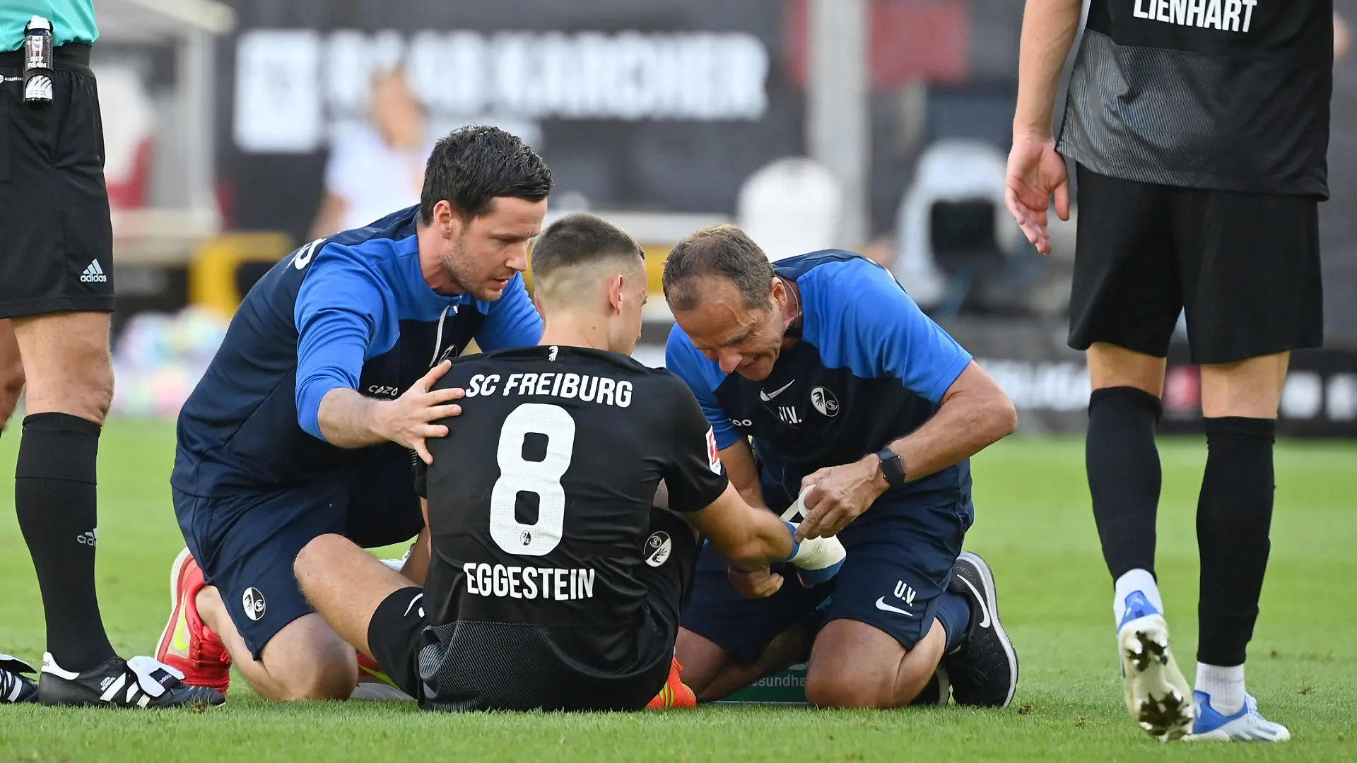 Maximilian EGGESTEIN (SC Freiburg) mit Handbruch,wird verarztet,verleztz,Verletzung. li:Schiedsrichter Felix BRYCH. Fussball 1. Bundesliga Saison 2022/2023, 3.Spieltag, Spieltag03, VFB Stuttgart-SC Freiburg 0-1 am 20.08.2022, Mercedes Benz Arena Stuttgart ?