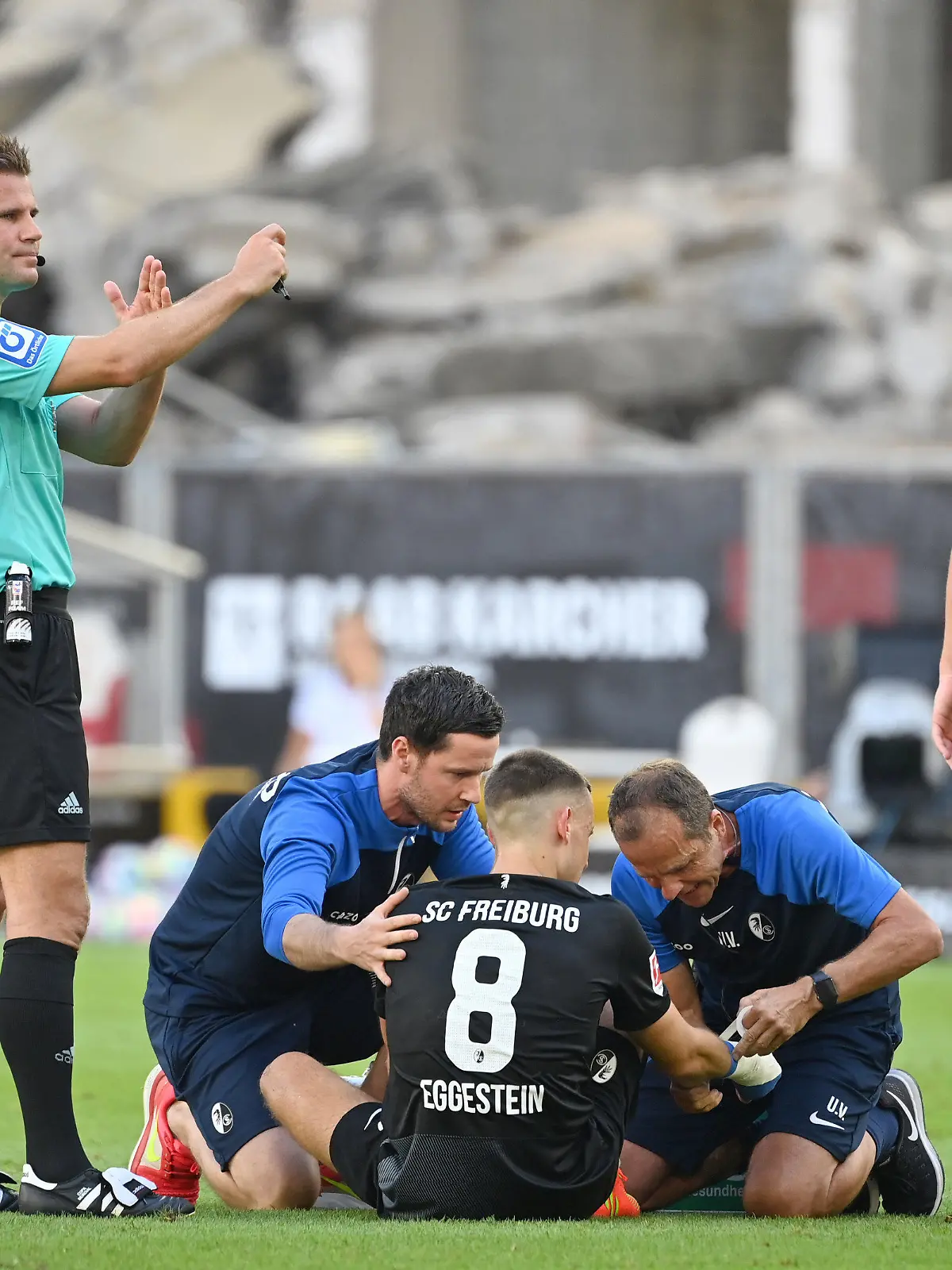 Maximilian EGGESTEIN (SC Freiburg) mit Handbruch,wird verarztet,verleztz,Verletzung. li:Schiedsrichter Felix BRYCH. Fussball 1. Bundesliga Saison 2022/2023, 3.Spieltag, Spieltag03, VFB Stuttgart-SC Freiburg 0-1 am 20.08.2022, Mercedes Benz Arena Stuttgart ?