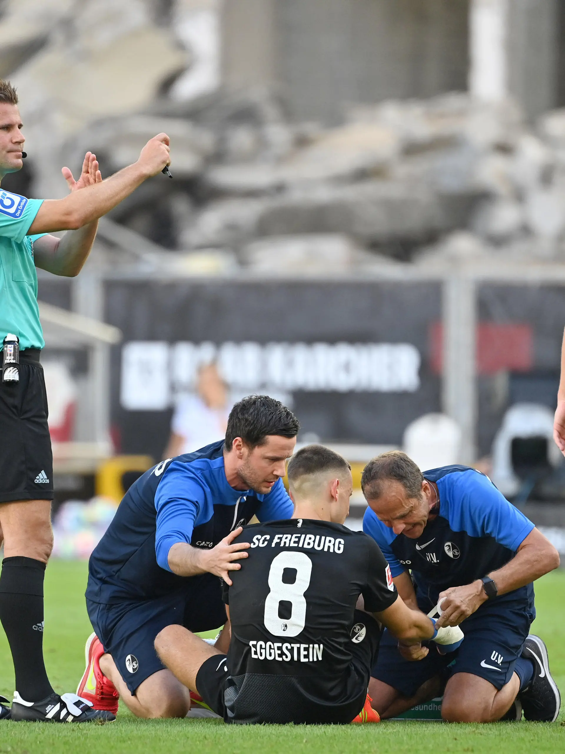 Maximilian EGGESTEIN (SC Freiburg) mit Handbruch,wird verarztet,verleztz,Verletzung. li:Schiedsrichter Felix BRYCH. Fussball 1. Bundesliga Saison 2022/2023, 3.Spieltag, Spieltag03, VFB Stuttgart-SC Freiburg 0-1 am 20.08.2022, Mercedes Benz Arena Stuttgart ?