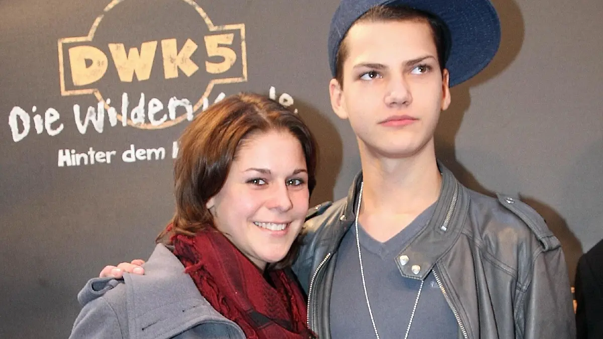 Die Schauspieler Jimi Blue Ochsenknecht und Sarah Kim Gries kommen am Sonntag (17.02.2008) zu ihrer Filmpremiere " Die wilden Kerle 5" ins MaxX Kino in München. Im fünften Teil des frechen Fußball-Abenteuers spielen beide ein Liebespaar. Am 21.Februar kommt der Streifen in die Kinos. Foto: Ursula Düren dpa/lby +++(c) dpa - Bildfunk+++