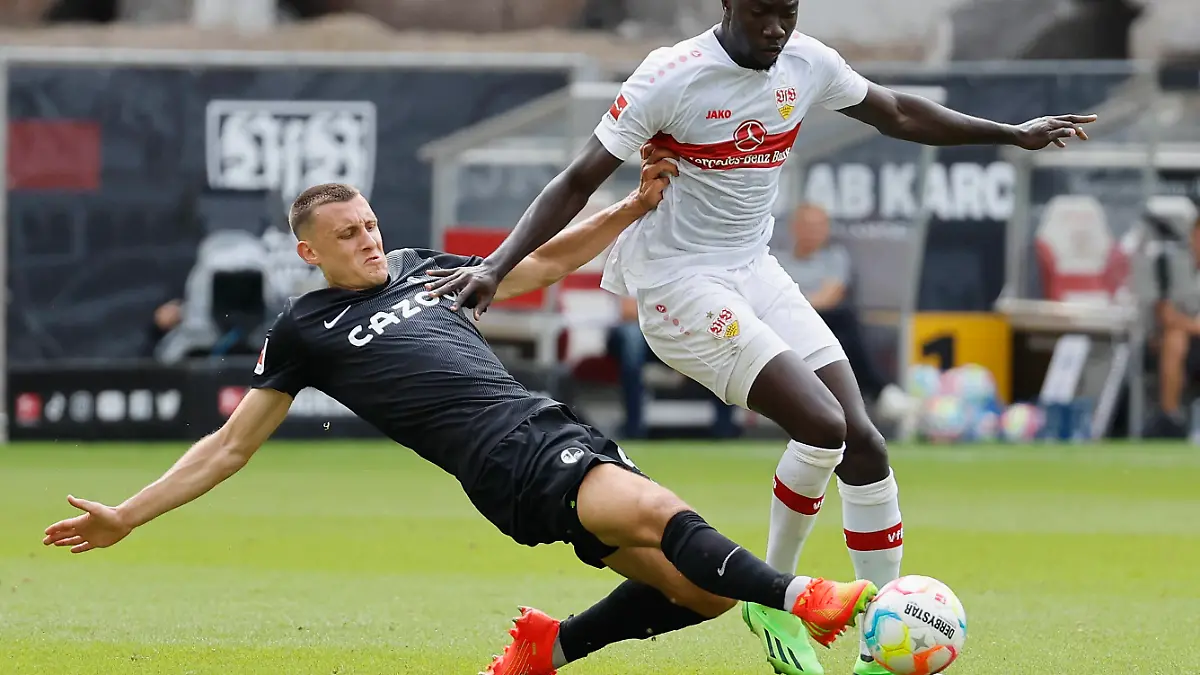  20.08.2022, Fussball, Bundesliga, 3. Spieltag, VfB Stuttgart - Club Freiburg, GER, Stuttgart, Mercedes-Benz Arena Bild: v. li. Maximilian Eggestein SC Freiburg und Silas Wamangituka VFB Stuttgart DFL REGULATIONS PROHIBIT ANY USE OF PHOTOGRAPHS AS IMAGE SEQUENCES AND/OR QUASI-VIDEO. *** 20 08 2022, Football, Bundesliga, 3 Matchday, VfB Stuttgart Sport Club Freiburg, GER, Stuttgart, Mercedes Benz Arena Picture v li Maximilian Eggestein SC Freiburg and Silas Wamangituka VFB Stuttgart DFL REGULATES PROHIBIT ANY USE OF PHOTOGRAPHS AS IMAGE SEQUENCES AND OR QUASI VIDEO Copyright: HMBxMedia/xHeikoxBecker