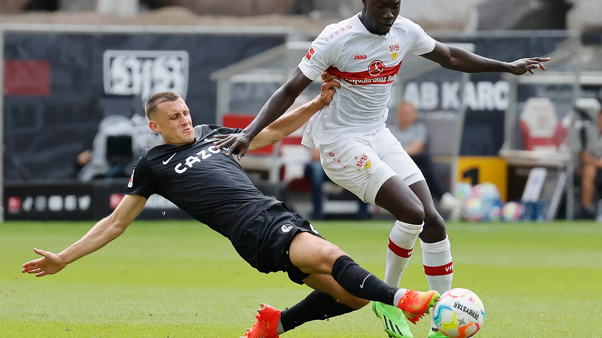  20.08.2022, Fussball, Bundesliga, 3. Spieltag, VfB Stuttgart - Club Freiburg, GER, Stuttgart, Mercedes-Benz Arena Bild: v. li. Maximilian Eggestein SC Freiburg und Silas Wamangituka VFB Stuttgart DFL REGULATIONS PROHIBIT ANY USE OF PHOTOGRAPHS AS IMAGE SEQUENCES AND/OR QUASI-VIDEO. *** 20 08 2022, Football, Bundesliga, 3 Matchday, VfB Stuttgart Sport Club Freiburg, GER, Stuttgart, Mercedes Benz Arena Picture v li Maximilian Eggestein SC Freiburg and Silas Wamangituka VFB Stuttgart DFL REGULATES PROHIBIT ANY USE OF PHOTOGRAPHS AS IMAGE SEQUENCES AND OR QUASI VIDEO Copyright: HMBxMedia/xHeikoxBecker