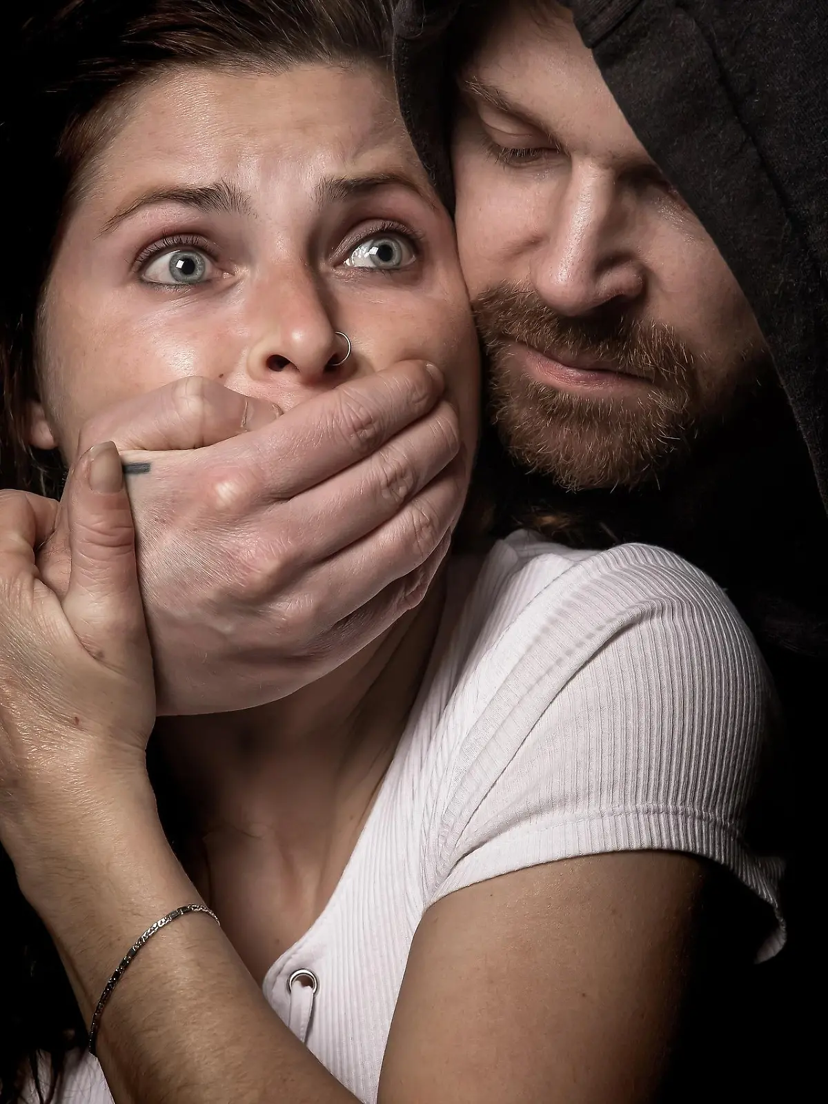 Aus der Lindenstraße erreichte die Polizei am frühen Samstagmorgen ein Notruf, der den Verdacht eines erpresserischen Menschenraubs (eine Entführung) nahelegte. Ein 21-jähriger albanischer Staatsbürger hatte seine Ex-Partnerin auf offener Straße in e