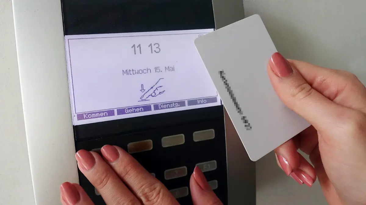15.05.2019, Berlin, GER - Zeiterfassung an einem elektronischen Terminal. (Alltag, Ankunft, Arbeit, Arbeitnehmer, Arbeitnehmerin, Arbeitnehmerschutz, Arbeitsalltag, Arbeitsrecht, Arbeitswelt, Arbeitszeit, Arbeitszeiterfassung, Arbeitszeitkonto, Berlin, Beruf, Chipkarte, deutsch, Deutschland, elektronische Zeiterfassung, EU-Arbeitszeitrichtlinie, Europa, europaeisch, Finger, Gesetz, gleitende Arbeitszeit, Gleitzeit, Haende, Hand, Hoechstarbeitszeit, innen, Innenaufnahme, Job, Karte, kaukasisch, Kommen, Mitarbeiter, Mitarbeiterin, Mitarbeiterzeiterfassung, Pause, Pausenerfassung, QF, Querformat, Rahmenarbeitszeit, Stechuhr, tippen, vorgeschrieben, Westeuropa, Wirtschaft, Zeiterfassung, Zeiterfassungskarte, Zeiterfassungsterminal, Symbol, symbolisch, Symbolfoto, Symbolik) 190515D802ZEITERFASSUNG.JPG *** 15 05 2019, Berlin, GER time recordin  