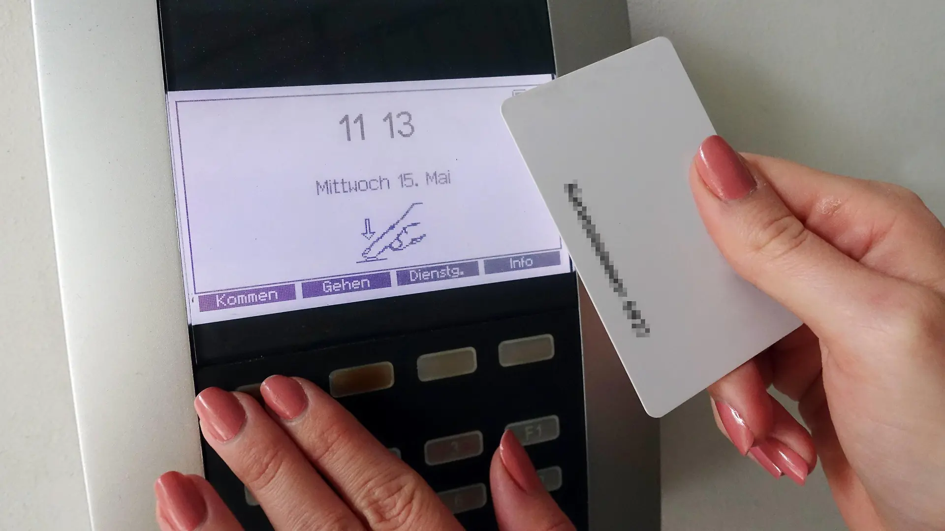 15.05.2019, Berlin, GER - Zeiterfassung an einem elektronischen Terminal. (Alltag, Ankunft, Arbeit, Arbeitnehmer, Arbeitnehmerin, Arbeitnehmerschutz, Arbeitsalltag, Arbeitsrecht, Arbeitswelt, Arbeitszeit, Arbeitszeiterfassung, Arbeitszeitkonto, Berlin, Beruf, Chipkarte, deutsch, Deutschland, elektronische Zeiterfassung, EU-Arbeitszeitrichtlinie, Europa, europaeisch, Finger, Gesetz, gleitende Arbeitszeit, Gleitzeit, Haende, Hand, Hoechstarbeitszeit, innen, Innenaufnahme, Job, Karte, kaukasisch, Kommen, Mitarbeiter, Mitarbeiterin, Mitarbeiterzeiterfassung, Pause, Pausenerfassung, QF, Querformat, Rahmenarbeitszeit, Stechuhr, tippen, vorgeschrieben, Westeuropa, Wirtschaft, Zeiterfassung, Zeiterfassungskarte, Zeiterfassungsterminal, Symbol, symbolisch, Symbolfoto, Symbolik) 190515D802ZEITERFASSUNG.JPG *** 15 05 2019, Berlin, GER time recordin  
