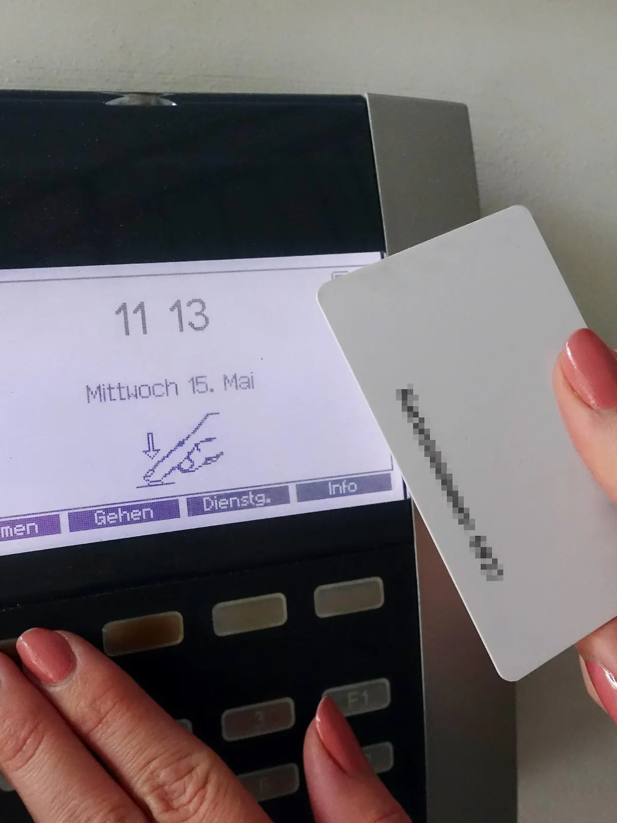 15.05.2019, Berlin, GER - Zeiterfassung an einem elektronischen Terminal. (Alltag, Ankunft, Arbeit, Arbeitnehmer, Arbeitnehmerin, Arbeitnehmerschutz, Arbeitsalltag, Arbeitsrecht, Arbeitswelt, Arbeitszeit, Arbeitszeiterfassung, Arbeitszeitkonto, Berlin, Beruf, Chipkarte, deutsch, Deutschland, elektronische Zeiterfassung, EU-Arbeitszeitrichtlinie, Europa, europaeisch, Finger, Gesetz, gleitende Arbeitszeit, Gleitzeit, Haende, Hand, Hoechstarbeitszeit, innen, Innenaufnahme, Job, Karte, kaukasisch, Kommen, Mitarbeiter, Mitarbeiterin, Mitarbeiterzeiterfassung, Pause, Pausenerfassung, QF, Querformat, Rahmenarbeitszeit, Stechuhr, tippen, vorgeschrieben, Westeuropa, Wirtschaft, Zeiterfassung, Zeiterfassungskarte, Zeiterfassungsterminal, Symbol, symbolisch, Symbolfoto, Symbolik) 190515D802ZEITERFASSUNG.JPG *** 15 05 2019, Berlin, GER time recordin  