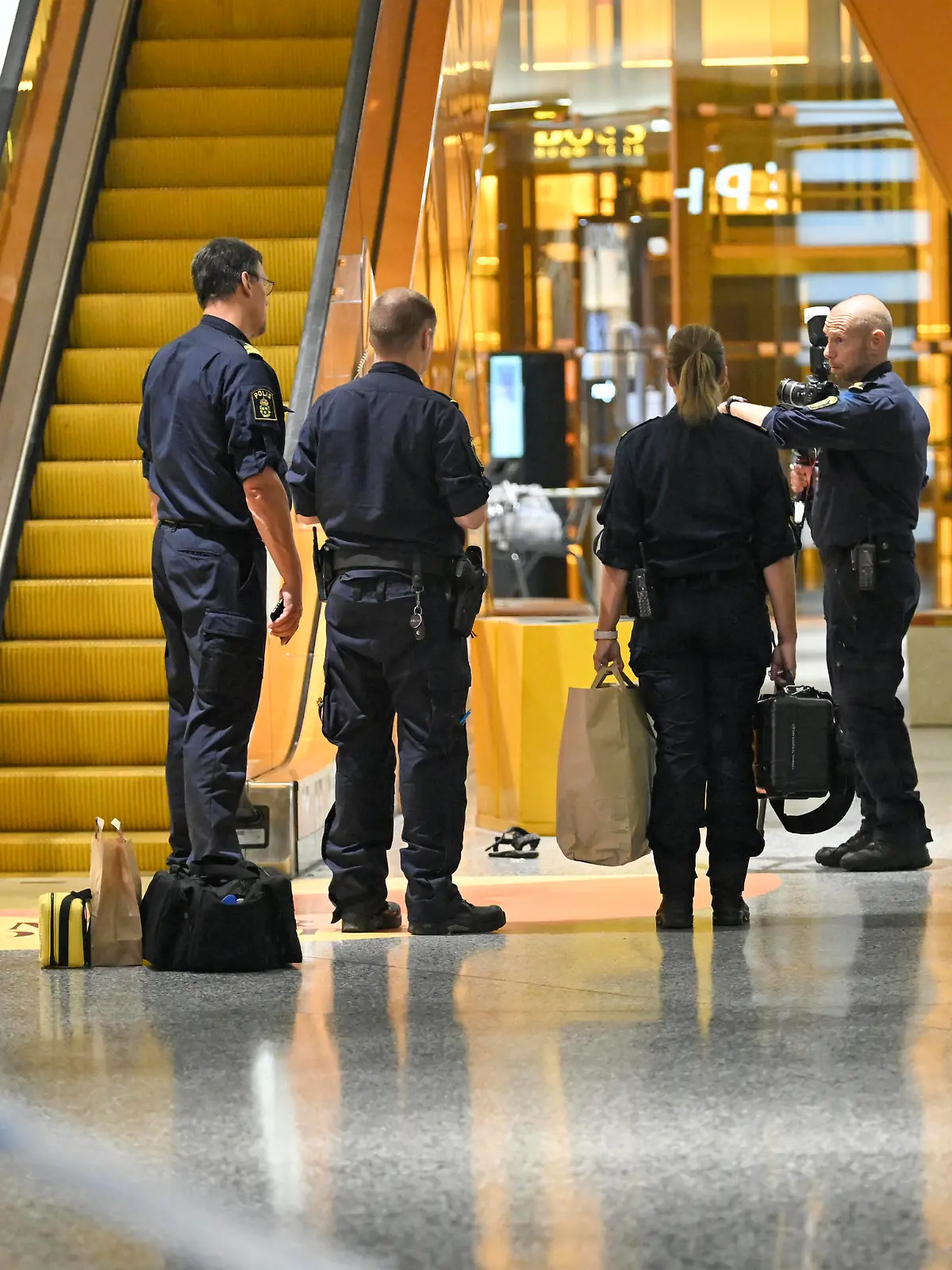  MALMÖ 2022-08-19 Polisens kriminaltekniker pa plats i köpcentrat Emporia i Malmö natten till lördagen efter att en person skjutits till döds och en skadats allvarligt i en skottlossning. STAD SVERIGE x50090x *** MALMÖ 2022 08 19 Police forensic experts at the Emporia shopping centre in Malmö on Saturday night after one person was shot dead and another seriously injured in a shooting CITY OF SWEDEN x50090x PUBLICATIONxNOTxINxDENxNORxSWExFIN Copyright: xJohanxNilsson/TTx SKOTTLOSSNING EMPORIA MALMÖ