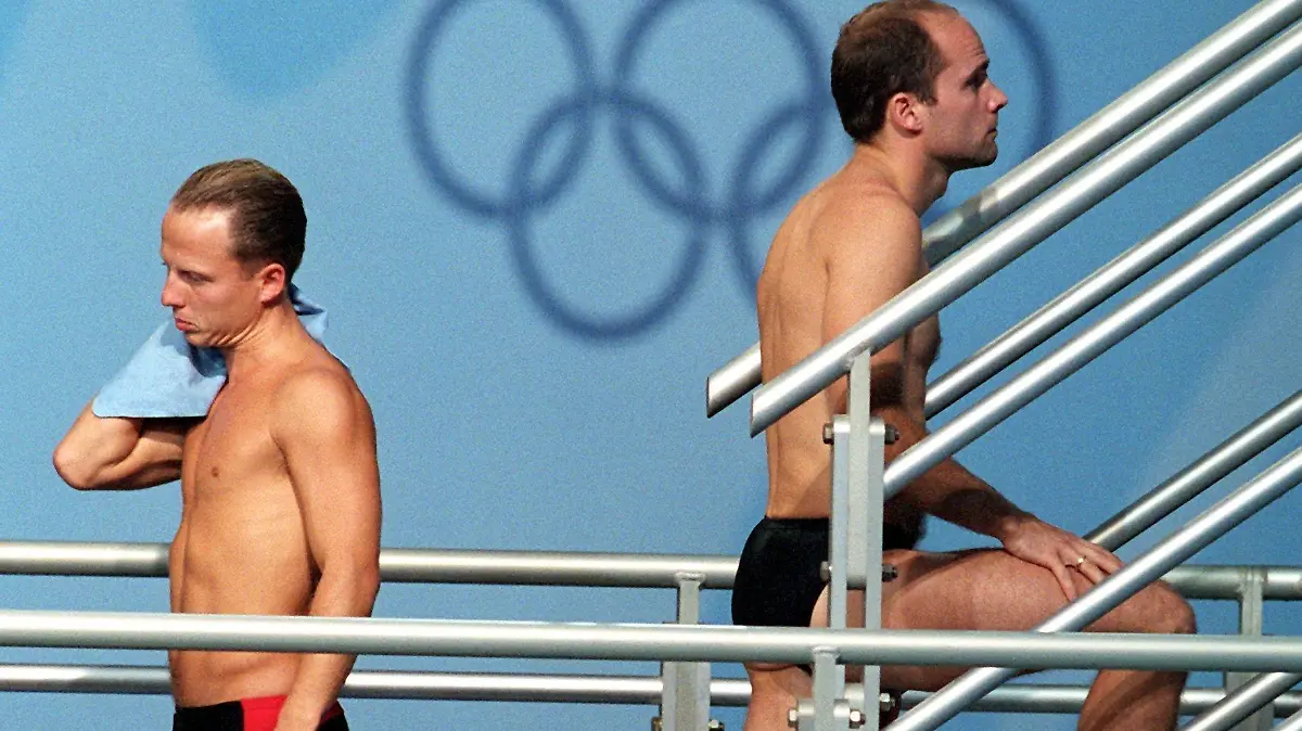ARCHIV - 29.09.2000, Australien, Sydney: Die beiden deutschen Wasserspringer Heiko Meyer (l) und Jan Hempel gehen im Aquatic Centre beim Vorkampf im Springen vom Turm aneinander vorbei. (zu dpa "Synchronpartner Meyer über Hempels Missbrauchsvorwurf: «Beschämend»") Foto: Stefan Hesse/dpa +++ dpa-Bildfunk +++