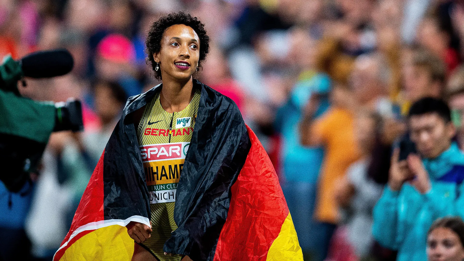 220818 Malaika Mihambo of Germany celebrates after womens long jump final during day 8 of the European Championships on August 18, 2022 in Munich. Photo: Vegard Grott / BILDBYRAN / kod VG / VG0337 friidrott athletics friidrett europamästerskap em em 2022 european championships munich 2022 munchen-em day 8 bbeng long jump lengde längdhopp *** 220818 Malaika Mihambo of Germany celebrates after womens long jump final during day 8 of the European Championships on August 18, 2022 in Munich Photo Vegard Grott BILDBYRAN code VG VG0337 friidrott athletics friidrett europamästerskap em em 2022 european championships munich 2022 munchen em day 8 bbeng long jump lengde long jump, PUBLICATIONxNOTxINxSWExNORxAUT Copyright: VEGARDxGRoTT BB220818VG141