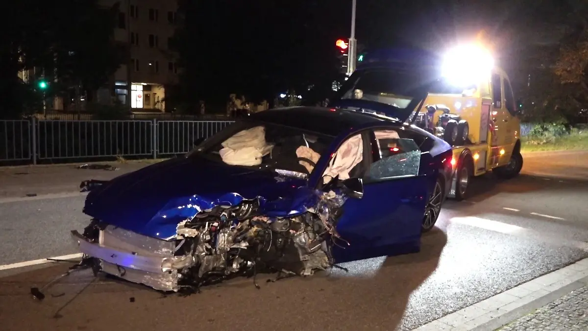 Von der Front des Audis ist kaum noch etwas übrig.