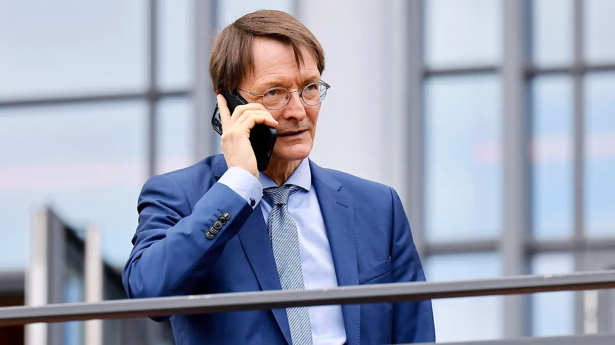 Politiker Karl Lauterbach (SPD), mit Handy beim Telefonat, bei der Verleihung des Staatspreises des Landes NRW an Bundeskanzlerin a. D. Dr. Angela Merkel in der Flora. Köln, 16.05.2023