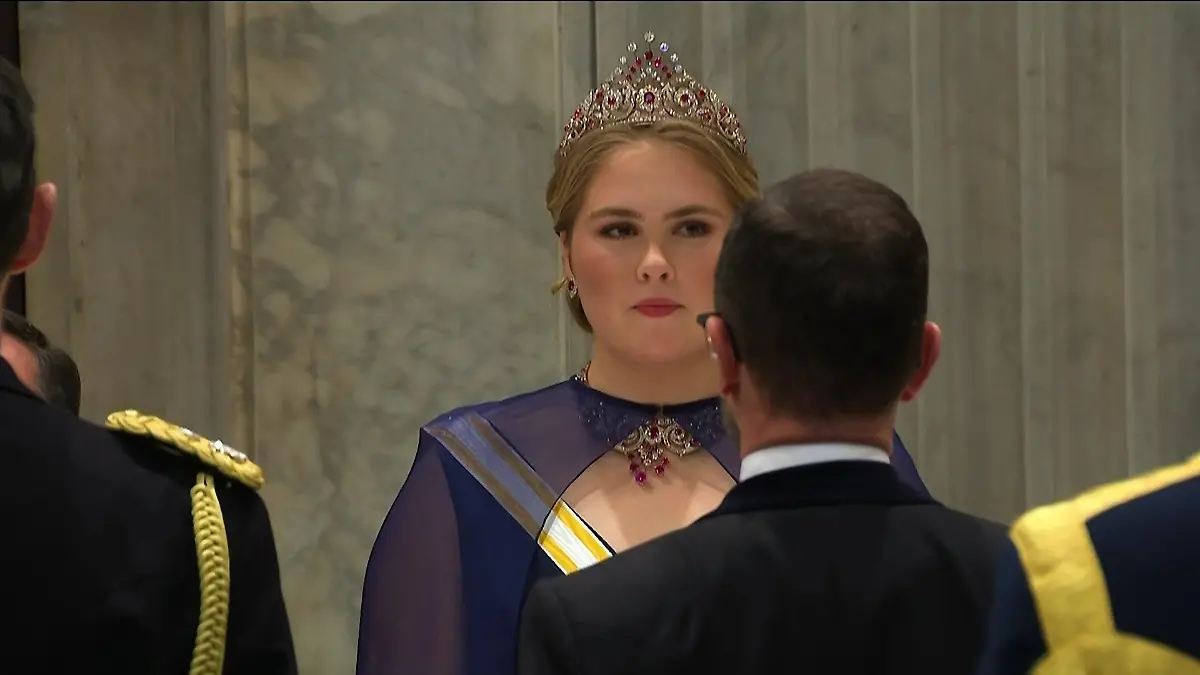 Prinzessin Amalia gibt ihr grandioses Debut Hier überstrahlt sie ALLE!
