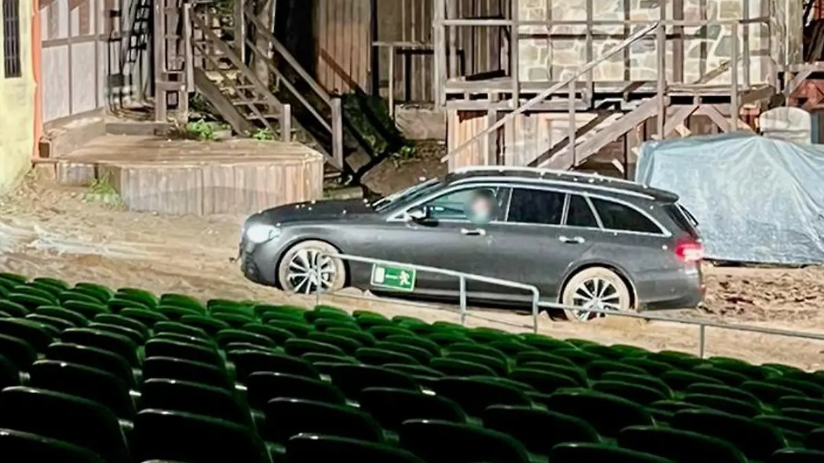 Hesse fährt mit Auto in Theater-Aufführung.