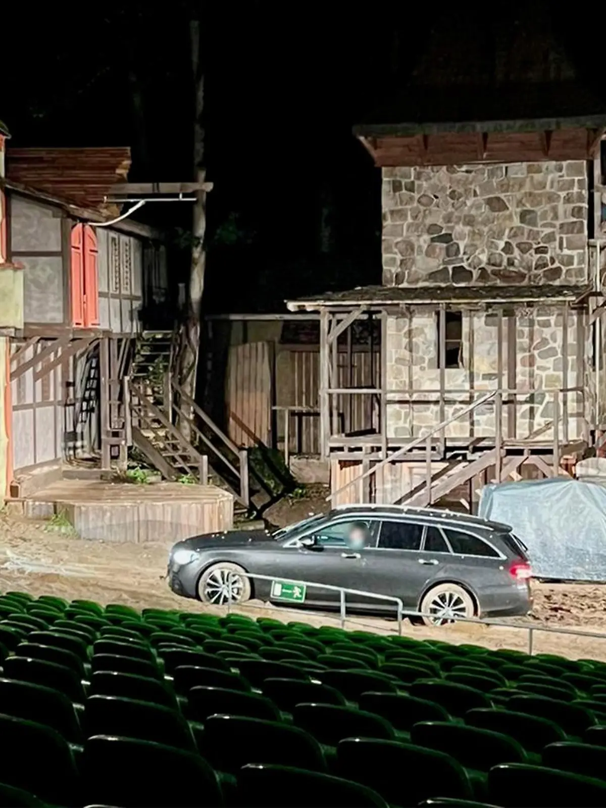 Hesse fährt mit Auto in Theater-Aufführung.