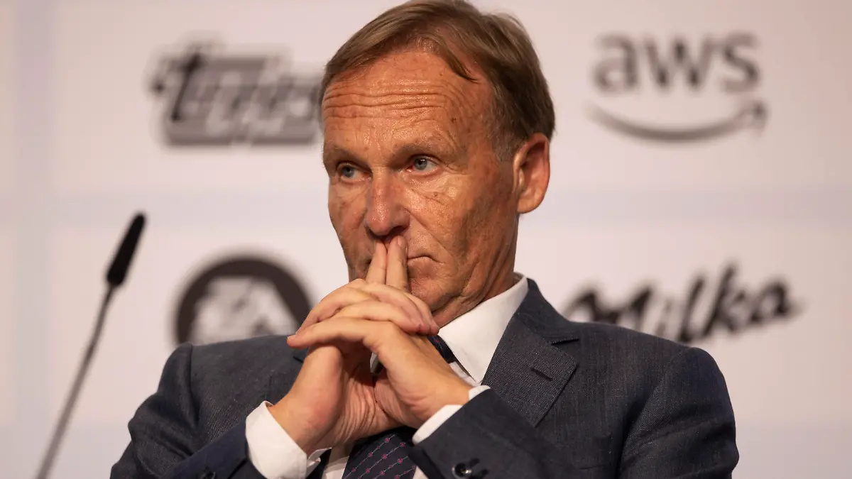 Generalversammlung der Deutschen Fußball Liga DFL am 17.08.2022 in Dortmund Brackel Nordrhein-Westfalen. Hans-Joachim Watzke 1. stellvertretender Sprecher des Präsidiums der Deutschen Fußball Liga stellt sich den Fragen der Journalisten *** General Assembly of the German Football League DFL on 17 08 2022 in Dortmund Brackel North Rhine Westphalia Hans Joachim Watzke 1 Deputy Spokesman of the Executive Committee of the German Football League faces the questions of journalists Copyright: xKirchner/MarcoxSteinbrennerx