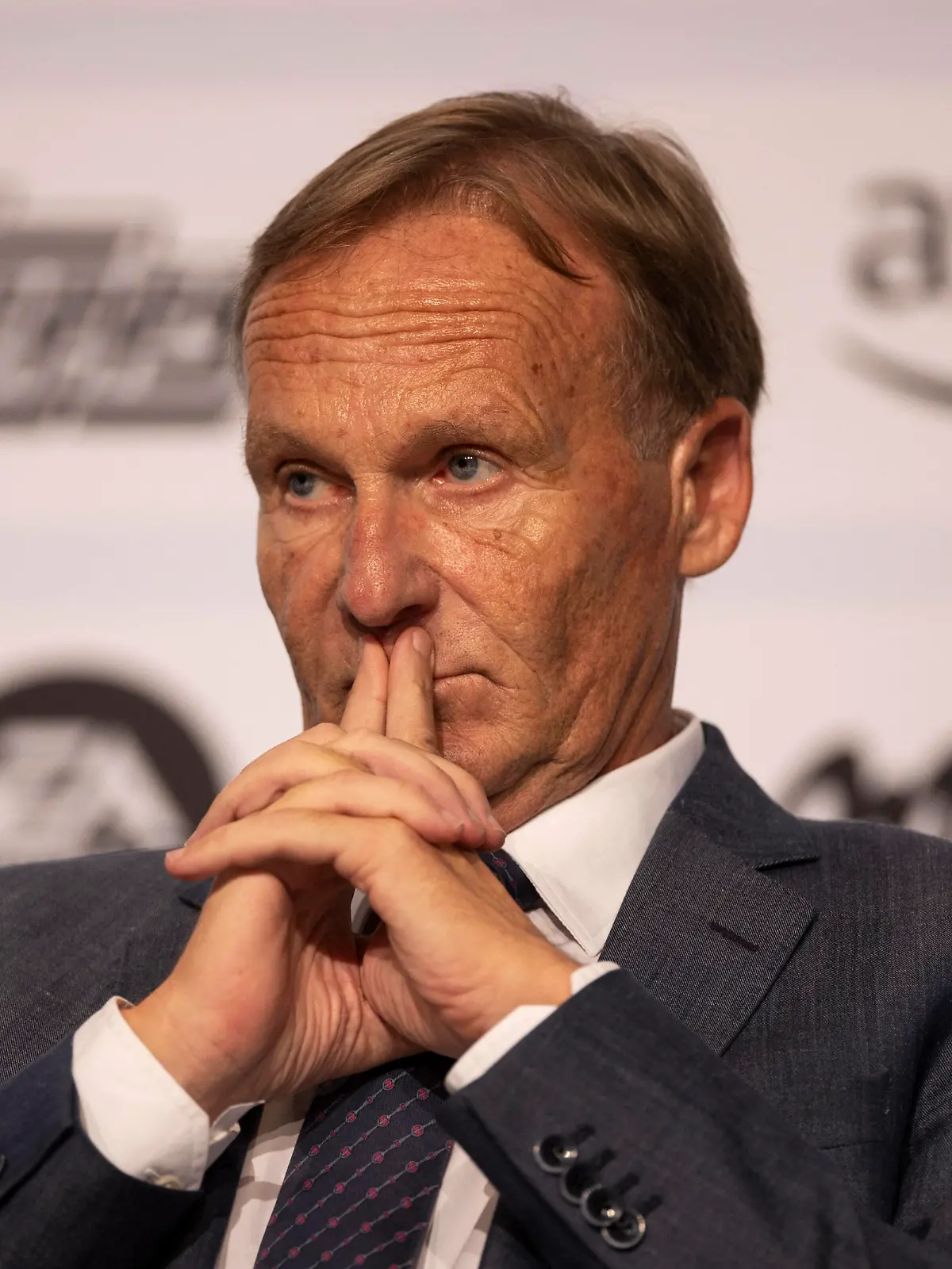 Generalversammlung der Deutschen Fußball Liga DFL am 17.08.2022 in Dortmund Brackel Nordrhein-Westfalen. Hans-Joachim Watzke 1. stellvertretender Sprecher des Präsidiums der Deutschen Fußball Liga stellt sich den Fragen der Journalisten *** General Assembly of the German Football League DFL on 17 08 2022 in Dortmund Brackel North Rhine Westphalia Hans Joachim Watzke 1 Deputy Spokesman of the Executive Committee of the German Football League faces the questions of journalists Copyright: xKirchner/MarcoxSteinbrennerx 