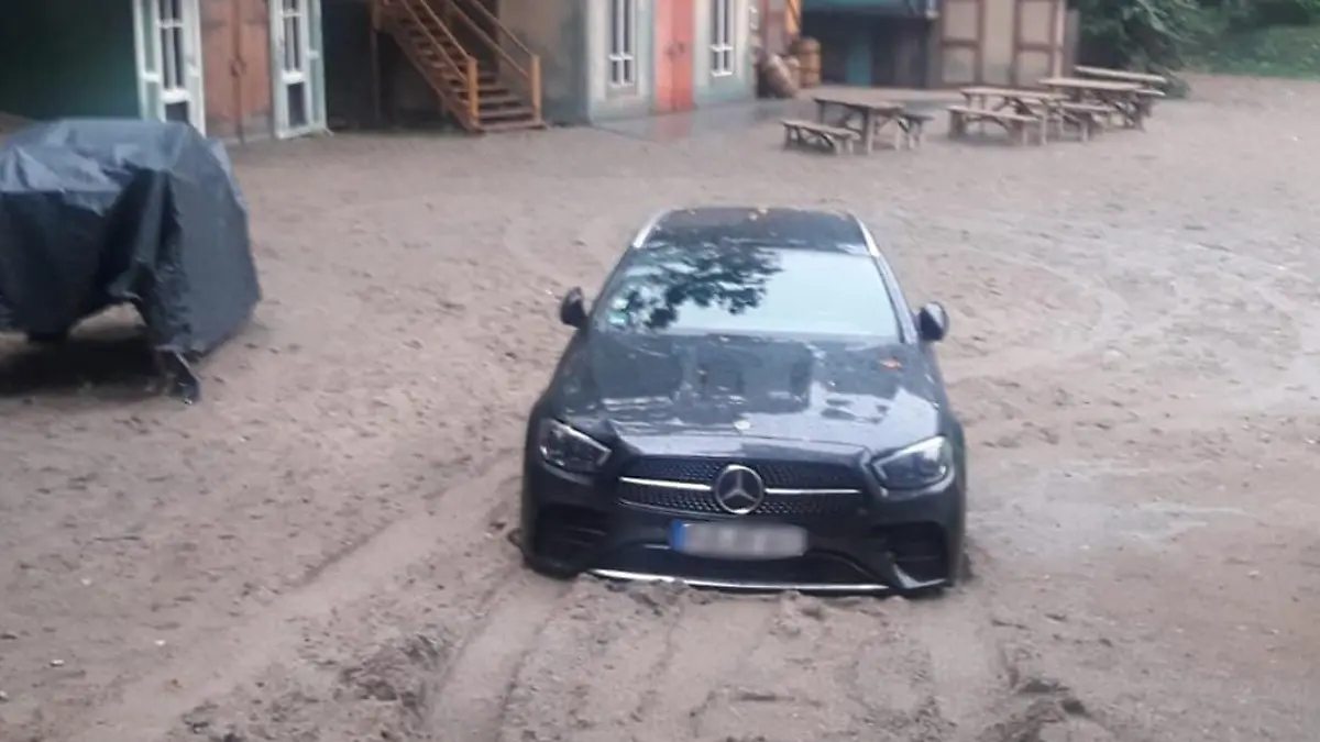 Hesse fährt in Theateraufführung