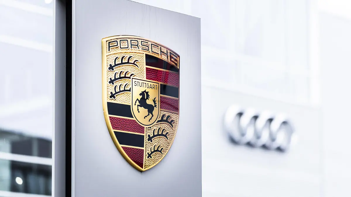 Logo von Audi und Porsche, aufgenommen in Berlin, 01.02.2022. Berlin Deutschland *** Logo of Audi and Porsche taken in Berlin, 01 02 2022 Berlin Germany Copyright: xFlorianxGaertner/photothek.dex