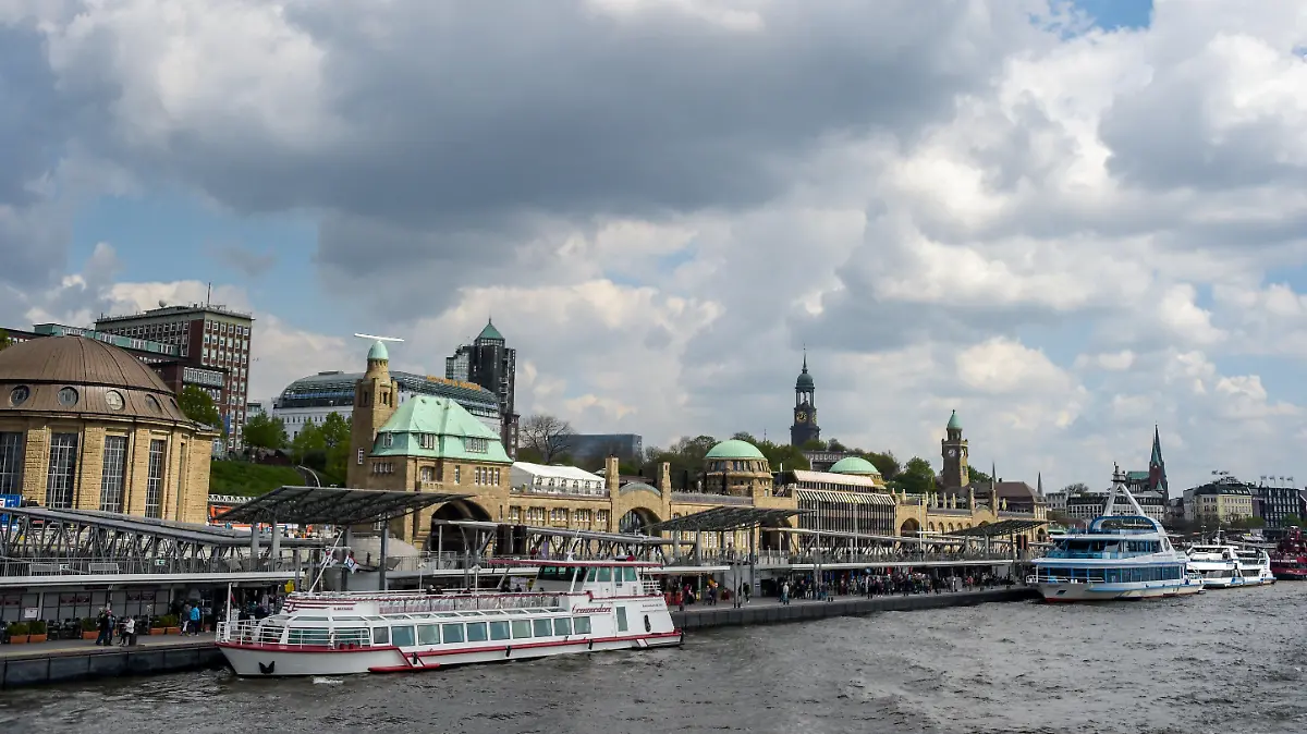 27.04.2018, Hamburg: Wolken ziehen über die die Landungsbrücken im Hamburger Hafen. Foto: Axel Heimken/dpa +++ dpa-Bildfunk +++