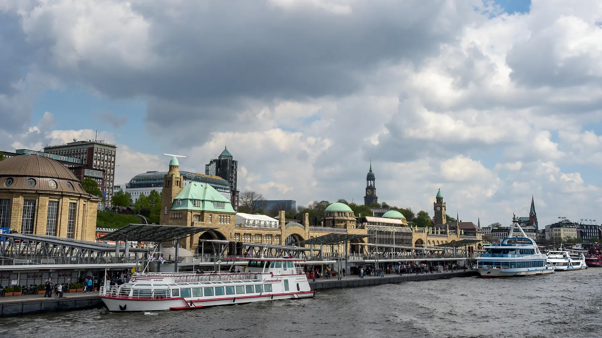 27.04.2018, Hamburg: Wolken ziehen über die die Landungsbrücken im Hamburger Hafen. Foto: Axel Heimken/dpa +++ dpa-Bildfunk +++