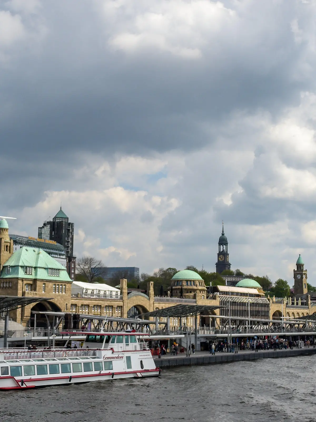 27.04.2018, Hamburg: Wolken ziehen über die die Landungsbrücken im Hamburger Hafen. Foto: Axel Heimken/dpa +++ dpa-Bildfunk +++