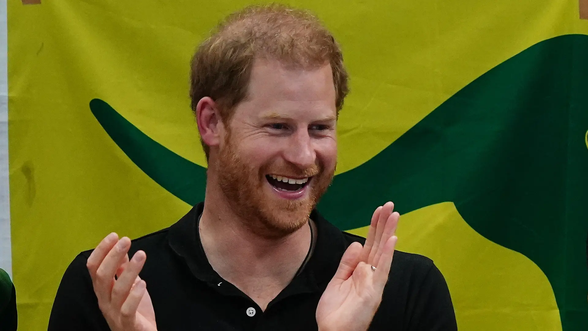 19.04.2022, Niederlande, Den Haag: Prinz Harry, Herzog von Sussex, applaudiert während des Schwimmens bei den Invictus Games 2022 im Zuiderpark. Die einwöchigen Spiele für aktive Soldaten und Veteranen, die krank, verletzt oder verwundet sind, wurden am 16.04.2022 eröffnet. Foto: Aaron Chown/PA Wire/dpa +++ dpa-Bildfunk +++
