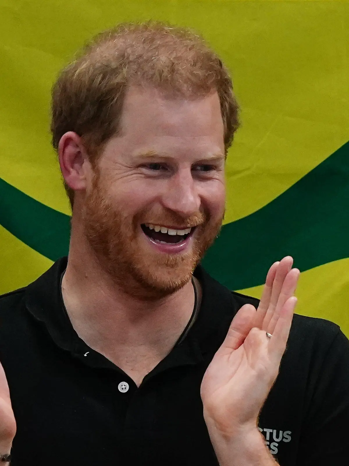 19.04.2022, Niederlande, Den Haag: Prinz Harry, Herzog von Sussex, applaudiert während des Schwimmens bei den Invictus Games 2022 im Zuiderpark. Die einwöchigen Spiele für aktive Soldaten und Veteranen, die krank, verletzt oder verwundet sind, wurden am 16.04.2022 eröffnet. Foto: Aaron Chown/PA Wire/dpa +++ dpa-Bildfunk +++