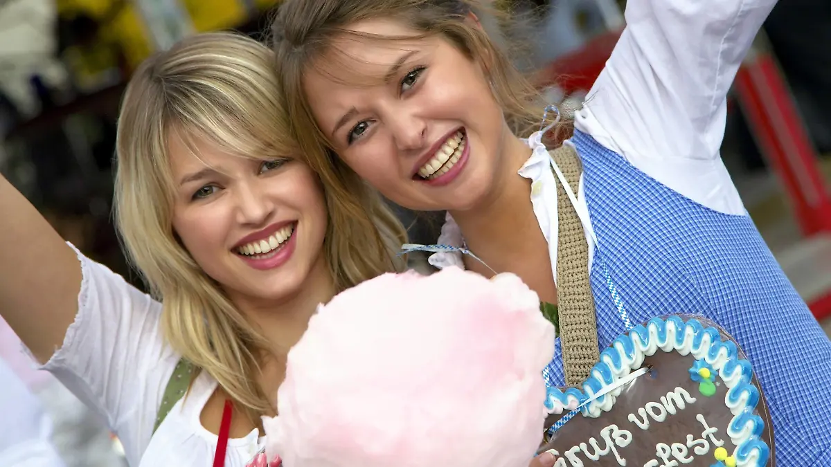 Zwei blonde Mädchen auf dem Münchener Oktoberfest, Model Release: Yes, 25, 30, Jahre,m Blond, Blonde, Blondine, McPKST *** Two blonde Girls at the Munich oktoberfest, Model Release Yes, 25, 30, years, m Blond, Blonde, Blonde, McPKST McPKST