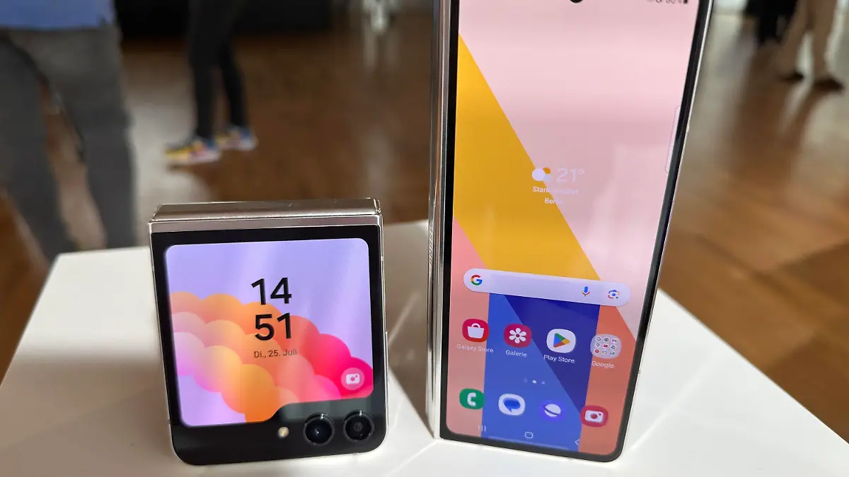 PRODUKTION - 25.07.2023, Berlin: Die Samsung Smartphone-Modelle Galaxy Z Flip 5 (l) und Galaxy Z Fold 5 stehen auf einem Tisch. Samsung sieht auch in Deutschland einen Massenmarkt für faltbare Smartphones und erwartet im kommenden Jahr eine Verdopplung des Segments. (zu dpa «Samsung will eine Million Falt-Smartphones in Deutschland verkaufen») Foto: Christoph Dernbach/dpa +++ dpa-Bildfunk +++