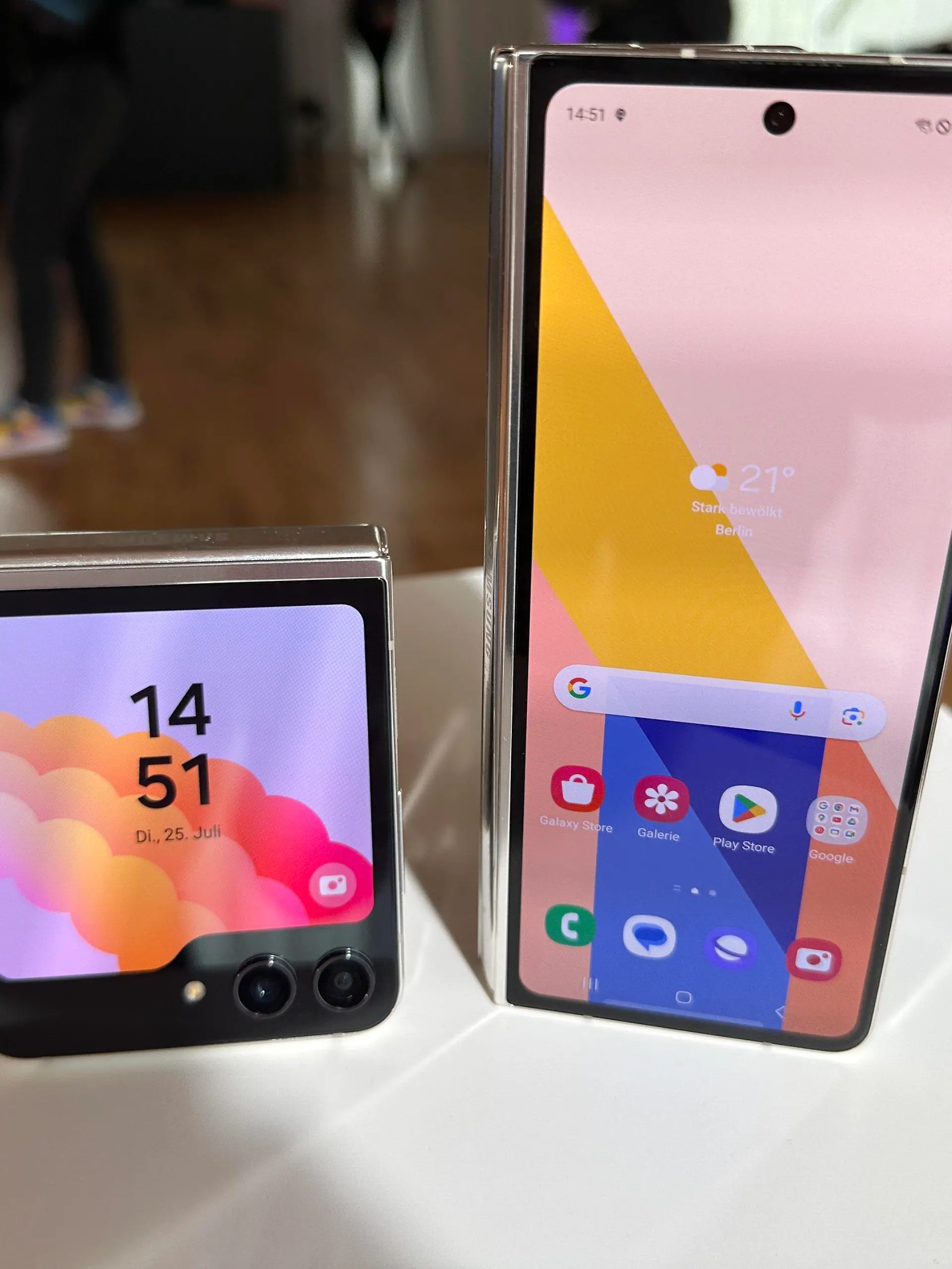 PRODUKTION - 25.07.2023, Berlin: Die Samsung Smartphone-Modelle Galaxy Z Flip 5 (l) und Galaxy Z Fold 5 stehen auf einem Tisch. Samsung sieht auch in Deutschland einen Massenmarkt für faltbare Smartphones und erwartet im kommenden Jahr eine Verdopplung des Segments. (zu dpa «Samsung will eine Million Falt-Smartphones in Deutschland verkaufen») Foto: Christoph Dernbach/dpa +++ dpa-Bildfunk +++