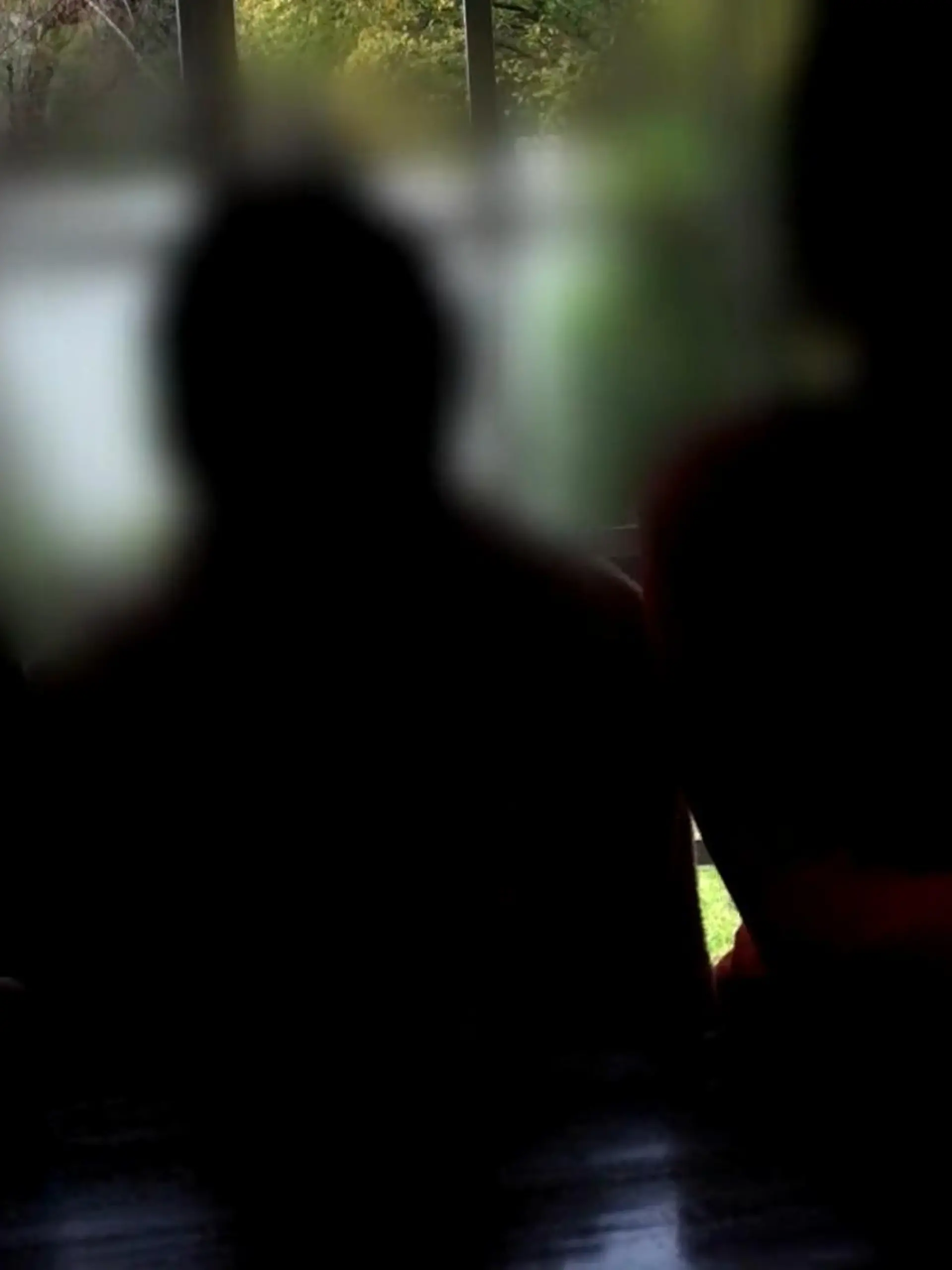Ein Musikvideo wird zum Albtraum! Acht Models sind bei einem Dreh auf einer verlassenen Minen-Halde nahe Johannesburg von einer Gruppe Männer vergewaltigt worden. Die Täter hätten die Aktion mittendrin mit Waffen gestürmt, die Frauen in eine Grube geworfen und sie sexuell missbraucht. Die Polizei sucht nun mit Hochdruck nach den Tätern. Südafrika hat mit einer der höchsten Sexualkriminalitätsraten der Welt zu kämpfen. Alle 12 Minuten wird eine Frau vergewaltigt. Die Häufung der Straftaten hat zu heftigen Protesten gegen die unwirksame Arbeit der Polizei geführt.