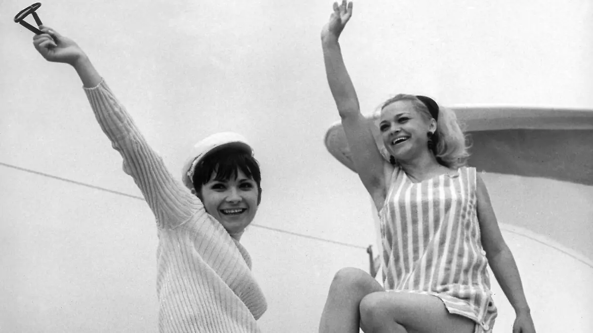 Die Schauspielerin und Sängerin Eva-Maria Hagen (r) posiert im Juli 1967 in Moskau mit der polnischen Schauspielerin Malgozhata Vlodarska. Eva-Maria Hagen wurde im Oktober 1934 in Költschen, Hinterpommern geboren. Nach einer Maschinenschlosserlehre begann sie 1952 ein Schauspielstudium in Ostberlin, 1956 wechselte sie nach Westberlin. Ihr Debüt gab sie 1953 am Berliner Ensemble unter der Leitung von B. Brecht. Sie wurde in den folgenden Jahren eine der erfolgreichsten Theater-, Film- und Fernsehschauspielerinnen der DDR. Von 1965 bis zu seiner Ausbürgerung 1976 war sie mit dem Liedermacher W.Biermann liiert. Sie folgte ihrem Ex-Lebensgefährten 1977 mit ihrer 22-jährigen Tochter Nina, die aus ihrer Ehe mit dem Schriftsteller H. Oliva-Hagen stammt, in die Bundesrepublik Deutschland.