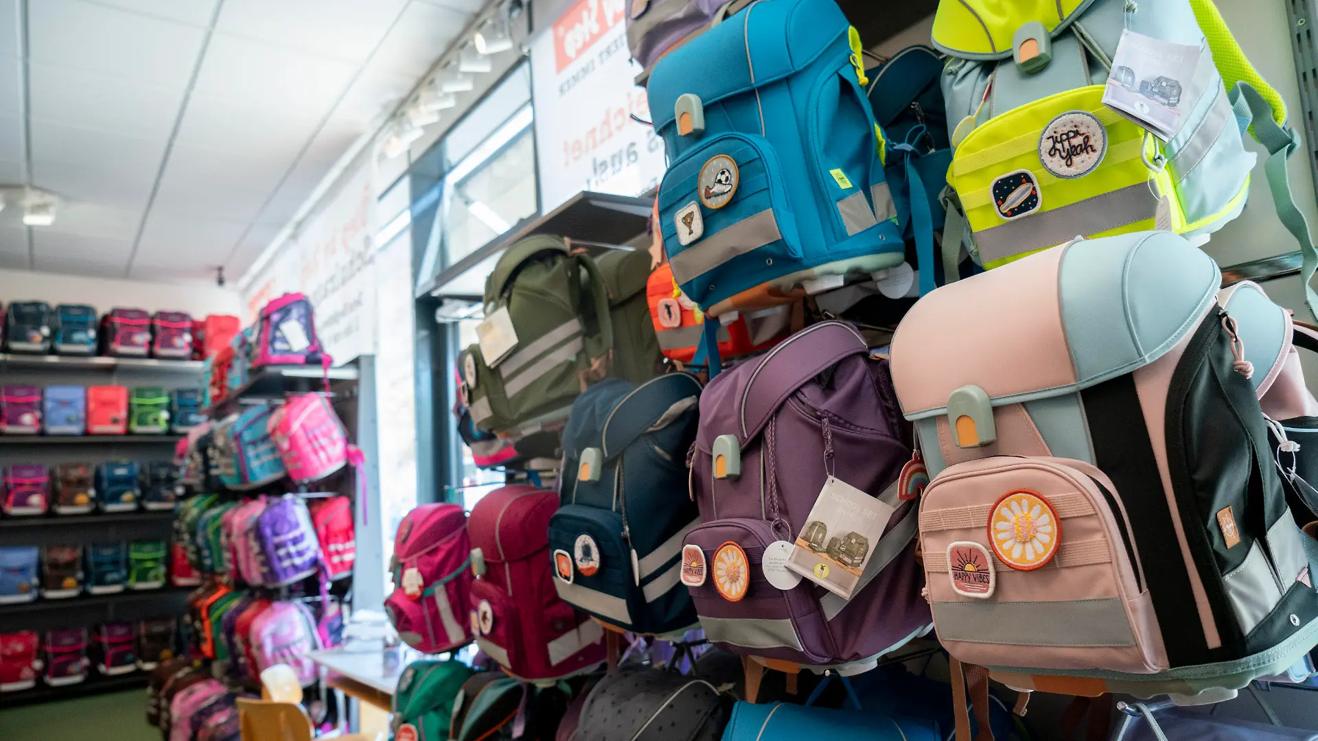 Schulranzen im Lassners Ranzen Fachgeschaeft in Frankfurt am Main (Foto vom 08.08.2022). In einigen Bundeslaendern hat das neue Schuljahr bereits begonnen. Vor allem fuer Eltern von Erstklaesslern bedeutet das: Einkaufen neuer Schulsachen. Fuer Armutsbetroffene eine zusaetzliche Belastung. (Siehe epd-Bericht vom 15.08.2022)