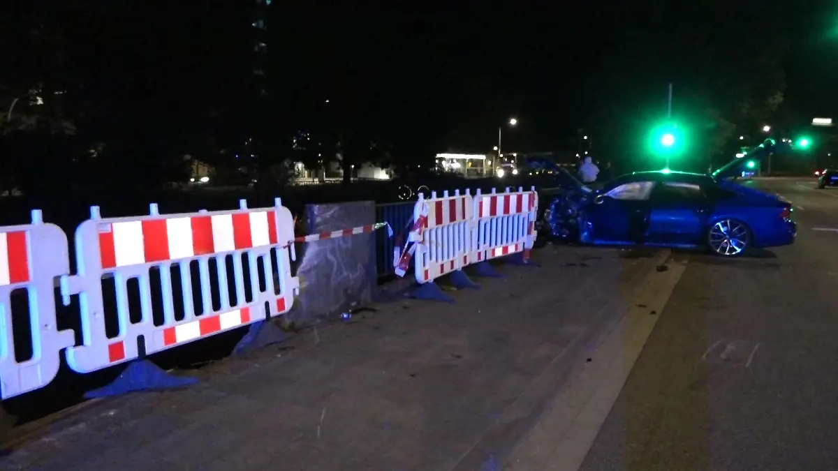 Ein Teil der Mauer wird bei dem Unfall zerstört, auch ein Metallzaun gibt nach.