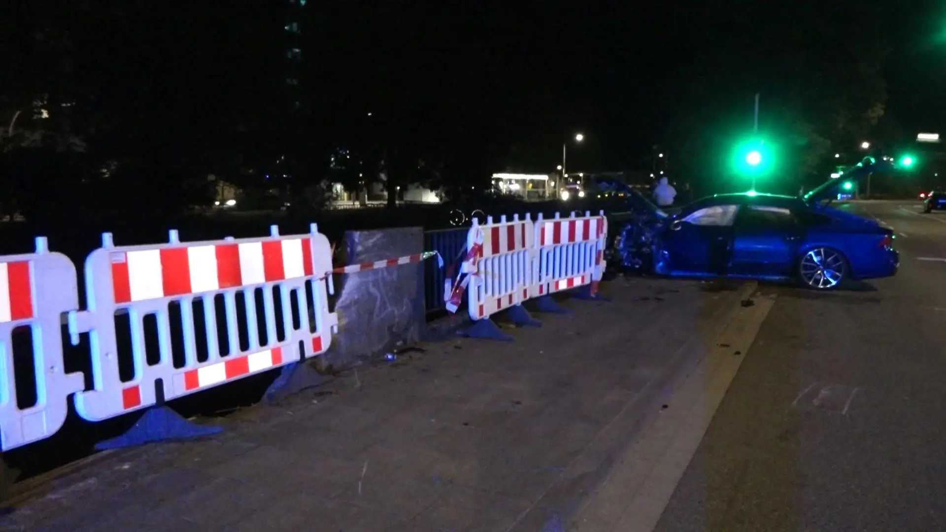 Ein Teil der Mauer wird bei dem Unfall zerstört, auch ein Metallzaun gibt nach.