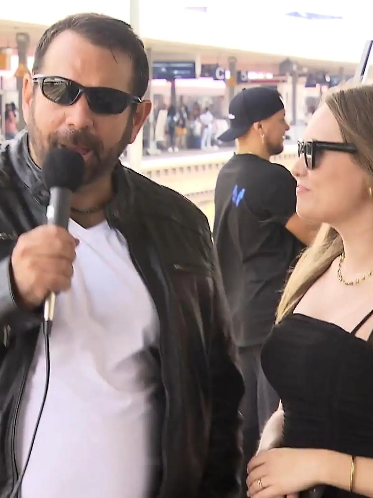 Ballermann-Star Ikke Hüftgold (45) dreht ein neues Musikvideo - als Wendler-Double. Wie der Sänger und Produzent von „Layla“ in seinen Instagram-Storys zeigte, verwandelte er sich für eine neue Single in Musiker-Kollege Michael Wendler (50). Der Schlager-Star performte gemeinsam mit den Radio-Comedians Boris Meinzer und Dirk Haberkorn einen Satire-Song am Mannheimer Hauptbahnhof. Stargast Bülent Ceylan durfte hier natürlich nicht fehlen.