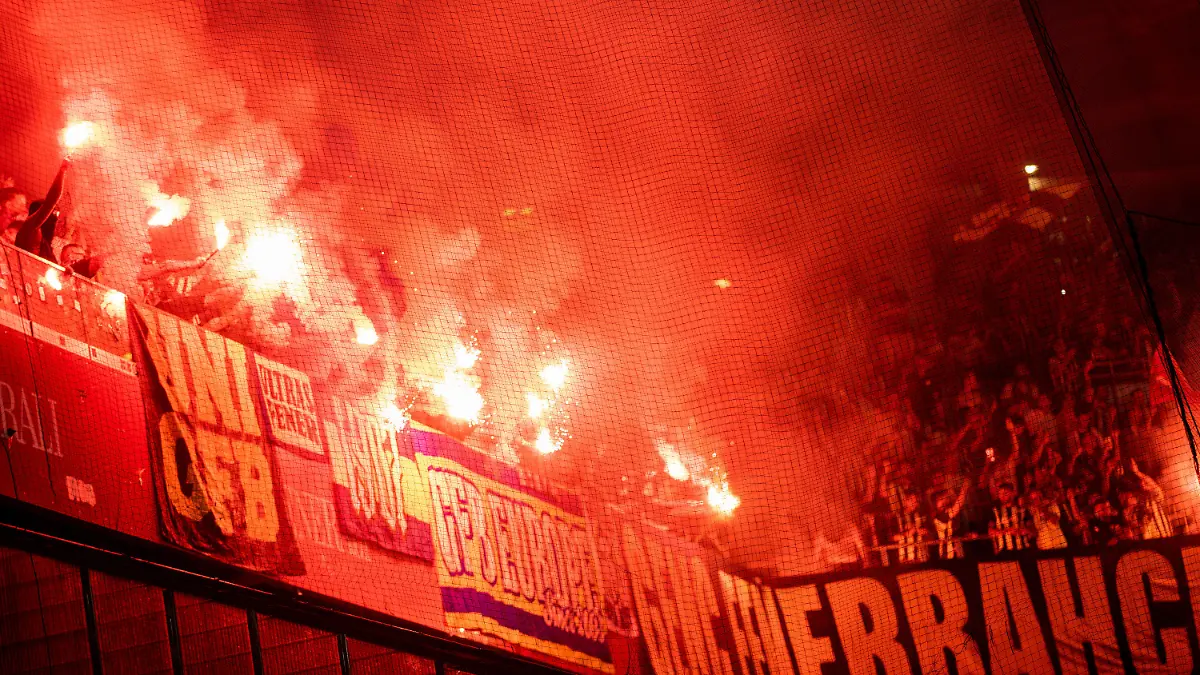 18.08.2022, Österreich, Wien: Fußball: Europa League - Qualifikation, Austria Wien - Fenerbahce Istanbul, 4. Runde, Hinspiele: Austria-Fans zünden Bengalische Feuer. Nach dem Hinspiel zwischen Austria Wien und Fenerbahce Istanbul in der Qualifikation zur Fußball-Europa-League (0:2) ist es in der Nacht zu Freitag in der österreichischen Hauptstadt zu Auseinandersetzungen zwischen den beiden Fan-Lagern gekommen. Foto: Georg Hochmuth/APA/dpa +++ dpa-Bildfunk +++