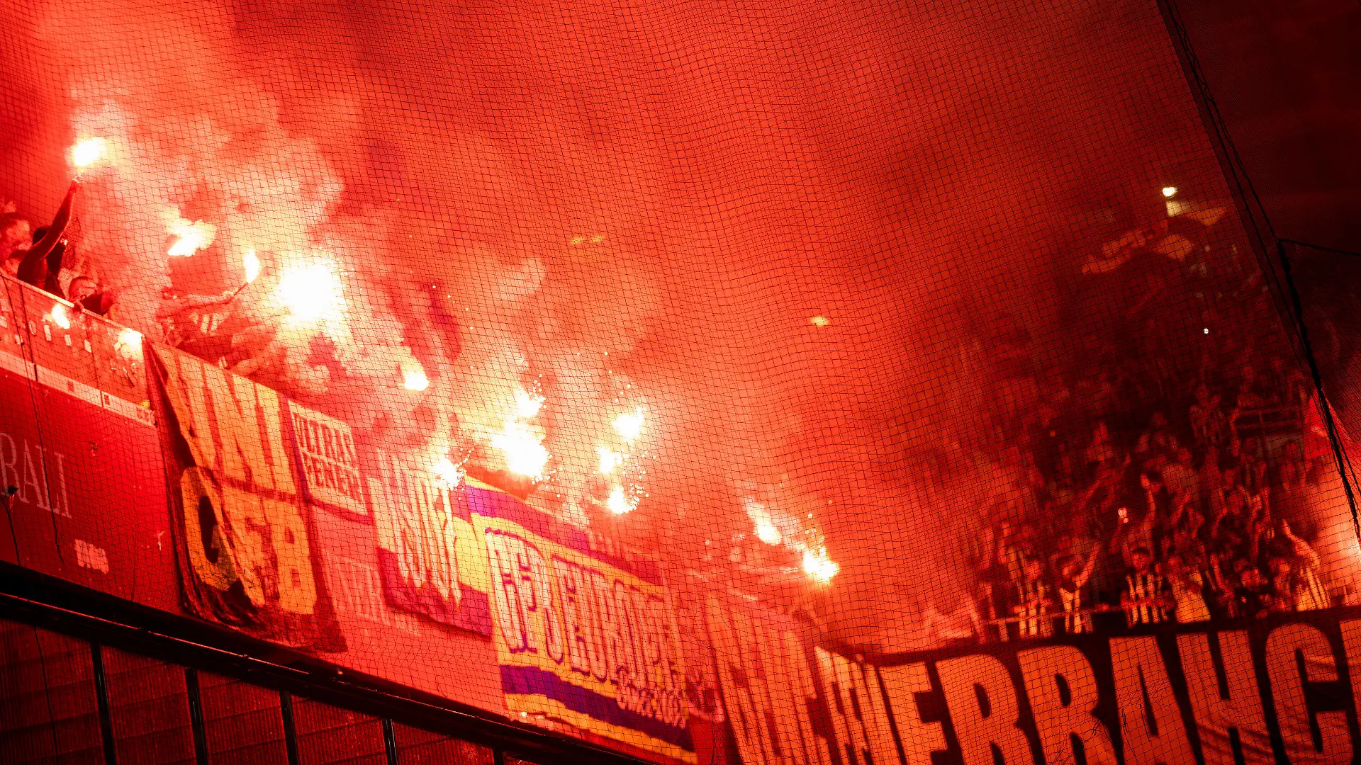 18.08.2022, Österreich, Wien: Fußball: Europa League - Qualifikation, Austria Wien - Fenerbahce Istanbul, 4. Runde, Hinspiele: Austria-Fans zünden Bengalische Feuer. Nach dem Hinspiel zwischen Austria Wien und Fenerbahce Istanbul in der Qualifikation zur Fußball-Europa-League (0:2) ist es in der Nacht zu Freitag in der österreichischen Hauptstadt zu Auseinandersetzungen zwischen den beiden Fan-Lagern gekommen. Foto: Georg Hochmuth/APA/dpa +++ dpa-Bildfunk +++