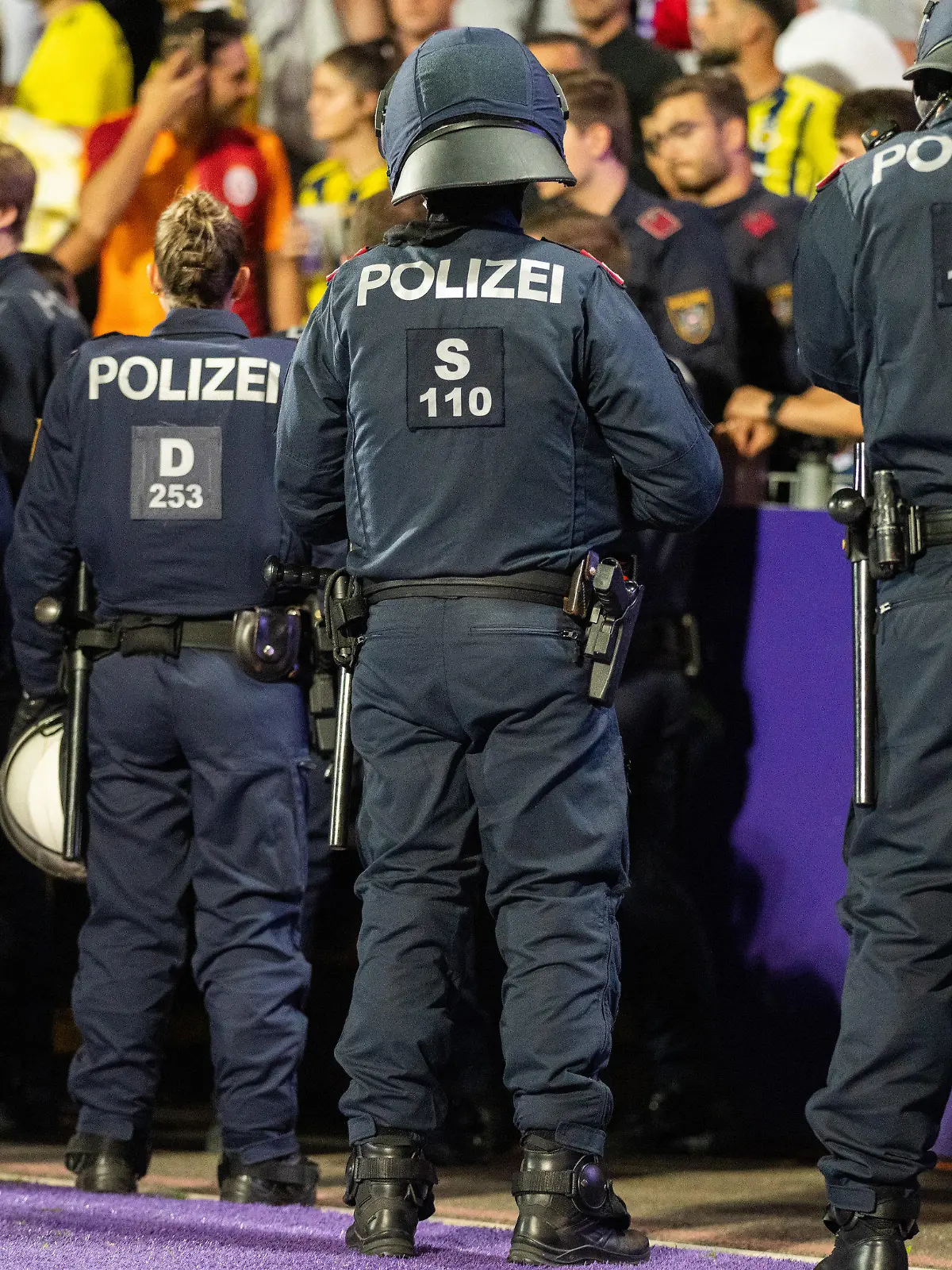 18.08.2022, Österreich, Wien: Fußball: Europa League - Qualifikation, Austria Wien - Fenerbahce Istanbul, 4. Runde, Hinspiele: Polizisten stehen vor der Zuschauertribüne. Nach dem Hinspiel zwischen Austria Wien und Fenerbahce Istanbul in der Qualifikation zur Fußball-Europa-League (0:2) ist es in der Nacht zu Freitag in der österreichischen Hauptstadt zu Auseinandersetzungen zwischen den beiden Fan-Lagern gekommen. Foto: Georg Hochmuth/APA/dpa +++ dpa-Bildfunk +++