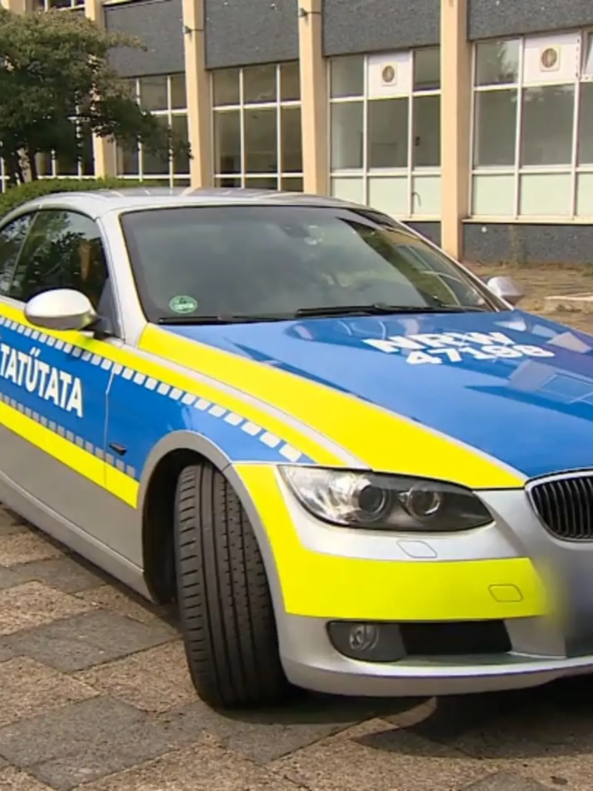 Diese Frau fährt ihren Privatwagen in der Optik eines Polizeiautos und sorgt für großes Aufsehen. Ist das überhaupt erlaubt?
