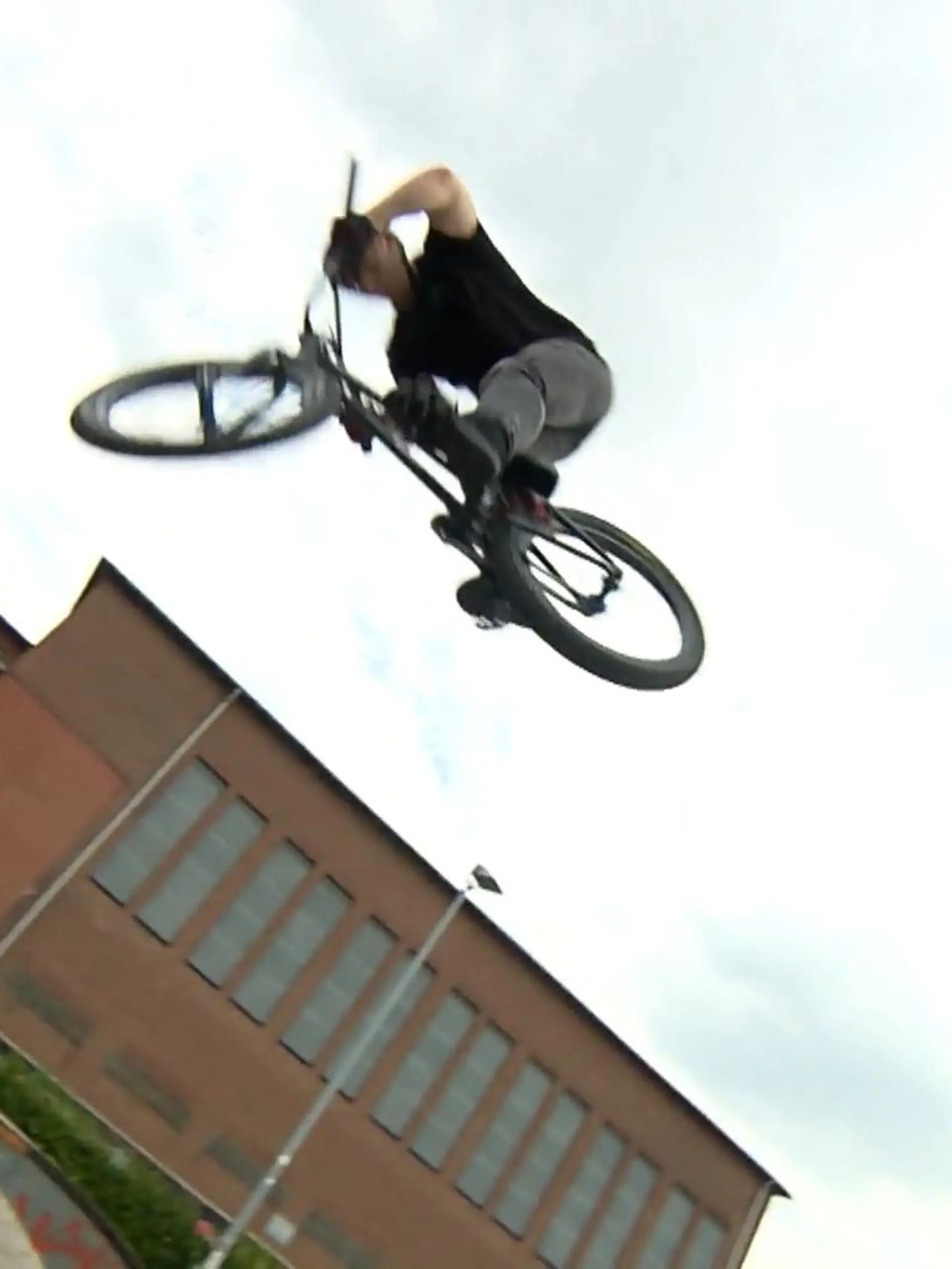 BMX Freestyle: Das sind spektakuläre Sprünge und kreative Tricks mit dem Rad. Das Ganze ist in Deutschland viel mehr als nur ein Sport. Seit vergangenem Jahr ist BMX Freestyle sogar olympische Disziplin. Ein junger Mann aus Gelsenkirchen hat es an die Spitze geschafft. Trotz Verletzungen und schweren Unfällen hat er nie aufgegeben für seinen Traum zu kämpfen. Obwohl sich Deutschland vergangenes Jahr nicht für Olympia in Tokio qualifizieren konnte. Er will weitermachen. Träumt von den Olympischen Spielen in Paris 2024. Dort will er mit seinen spektakulären Drehungen und atemberaubenden Tricks für Deutschland Medaillen gewinnen.