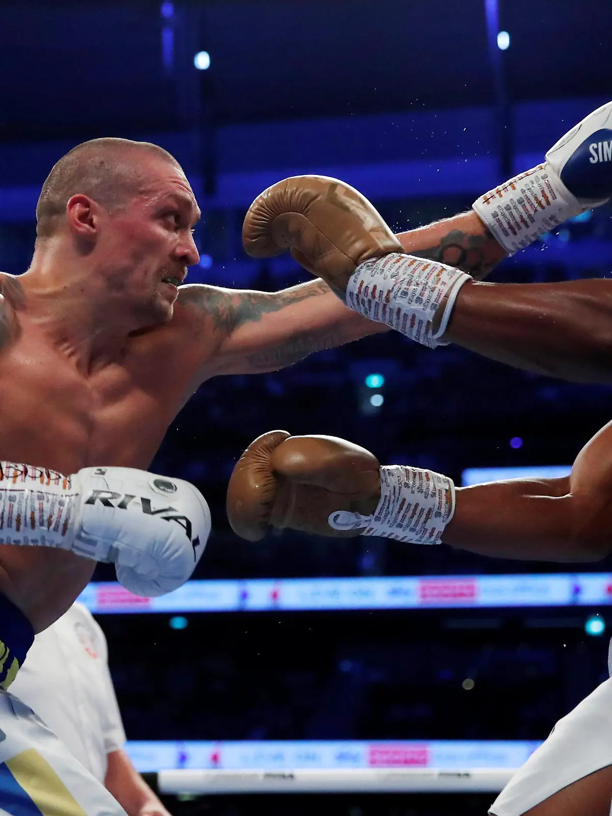 Boxing - WBA, IBF & WBO Heavyweight Titles - Anthony Joshua v Oleksandr Usyk - Tottenham Hotspur Stadium, London, Britain - September 25, 2021 Anthony Joshua  in action against Oleksandr Usyk Action Images via Reuters/Andrew Couldridge     TPX IMAGES OF THE DAY