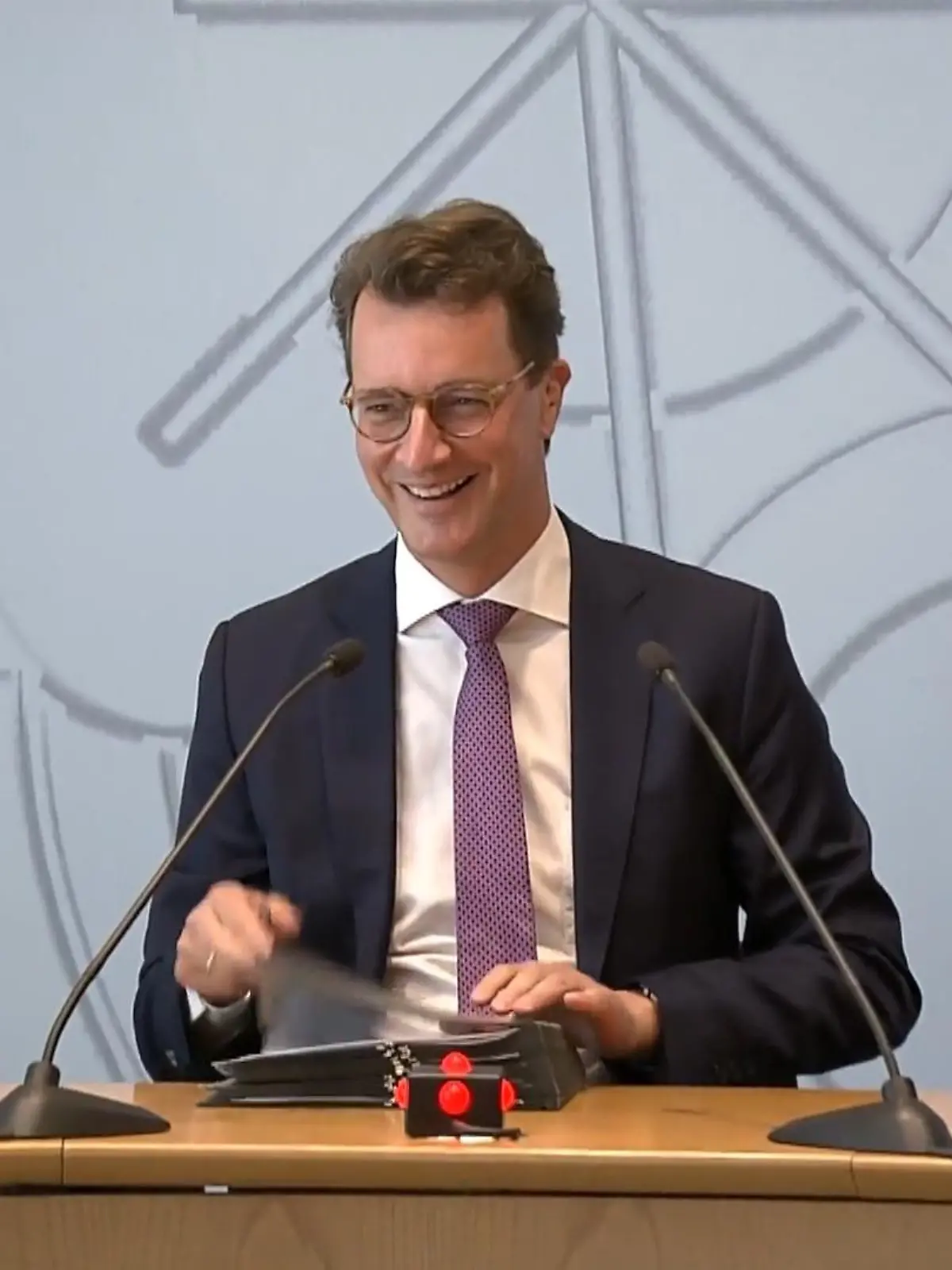 Dürre, Inflation, Energiekrise, Corona - für die neue Landesregierung gibt es gerade viele Baustellen. Ministerpräsident Hendrik Wüst hat heute in seiner ersten Pressekonferenz nach der Sommerpause erklärt, wie er die großen Themen angehen will. Vor allem in Sachen Entlastungen für hohe Energiekosten setzt er auf den Bund.