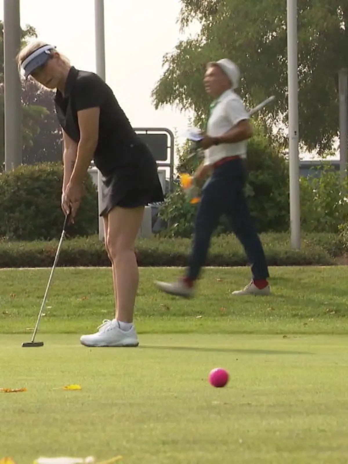 In Pulheim wurde heute für den guten Zweck eingelocht – beim Charity Sportevent „Cologne Golfer Open“. Das Ziel, na klar: Möglichst wenig Schläge, aber eben auch möglichst viel Geld zu sammeln. Der Erlös geht an die „kölschen Fründe“. Das Unternehmernetzwerk ist 2014 beim Golfen gegründet worden. Seitdem engagiert sich die Gruppe zusammen mit den Maltesern vor allem für Kinder und Jugendliche. Es ist schon die 14. Ausgabe des Charity Golf Turniers. Immer wieder sehr erfolgreich. Insgesamt sind schon 200.000 zusammen gekommen. Im vergangenen Jahr ging der Erlös an die Betroffenen der Flutkatastrophe. In diesem Jahr schwingen rund 140 Teilnehmer den Schläger für soziale Projekte für benachteiligte Kinder - auch RTL WEST Chef Jörg Zajonc ist dabei.