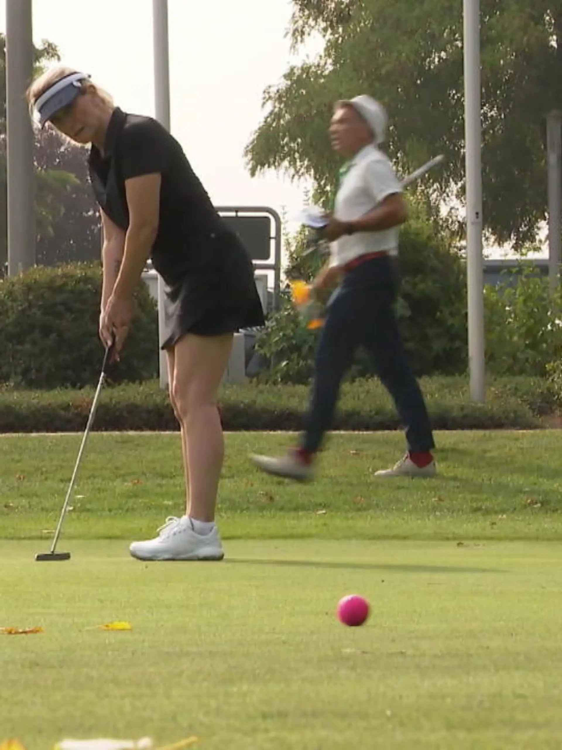 In Pulheim wurde heute für den guten Zweck eingelocht – beim Charity Sportevent „Cologne Golfer Open“. Das Ziel, na klar: Möglichst wenig Schläge, aber eben auch möglichst viel Geld zu sammeln. Der Erlös geht an die „kölschen Fründe“. Das Unternehmernetzwerk ist 2014 beim Golfen gegründet worden. Seitdem engagiert sich die Gruppe zusammen mit den Maltesern vor allem für Kinder und Jugendliche. Es ist schon die 14. Ausgabe des Charity Golf Turniers. Immer wieder sehr erfolgreich. Insgesamt sind schon 200.000 zusammen gekommen. Im vergangenen Jahr ging der Erlös an die Betroffenen der Flutkatastrophe. In diesem Jahr schwingen rund 140 Teilnehmer den Schläger für soziale Projekte für benachteiligte Kinder - auch RTL WEST Chef Jörg Zajonc ist dabei.