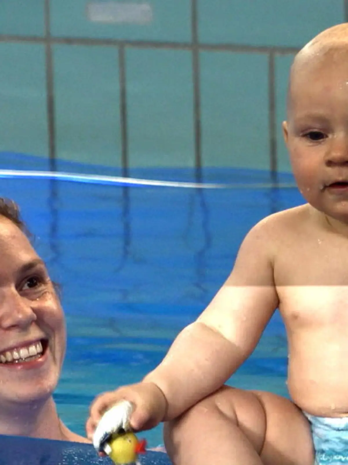 Viele Eltern wünschen sich, dass ihr Neugeborenes möglichst früh das Schwimmen lernt. Baby-Schwimmkurse gibt es viele. Experten sagen, dadurch würde die Bindung zwischen Eltern und Kind gestärkt werden. Außerdem sollen die Kleinen so auf spielerische Art und Weise ihre Muskeln stärken und ihre Motorik schulen können. Ein Kölner Fotograf hatte die Idee, genau solche Kurse zu begleiten. Er fotografiert die Sprösslinge über und unter Wasser. Dabei kommen feucht-fröhliche Bilder raus. Der Fotograf macht das Shooting kostenlos - nur die Fotos, die gefallen, können gekauft werden. Für rund 15 Euro pro Bild.