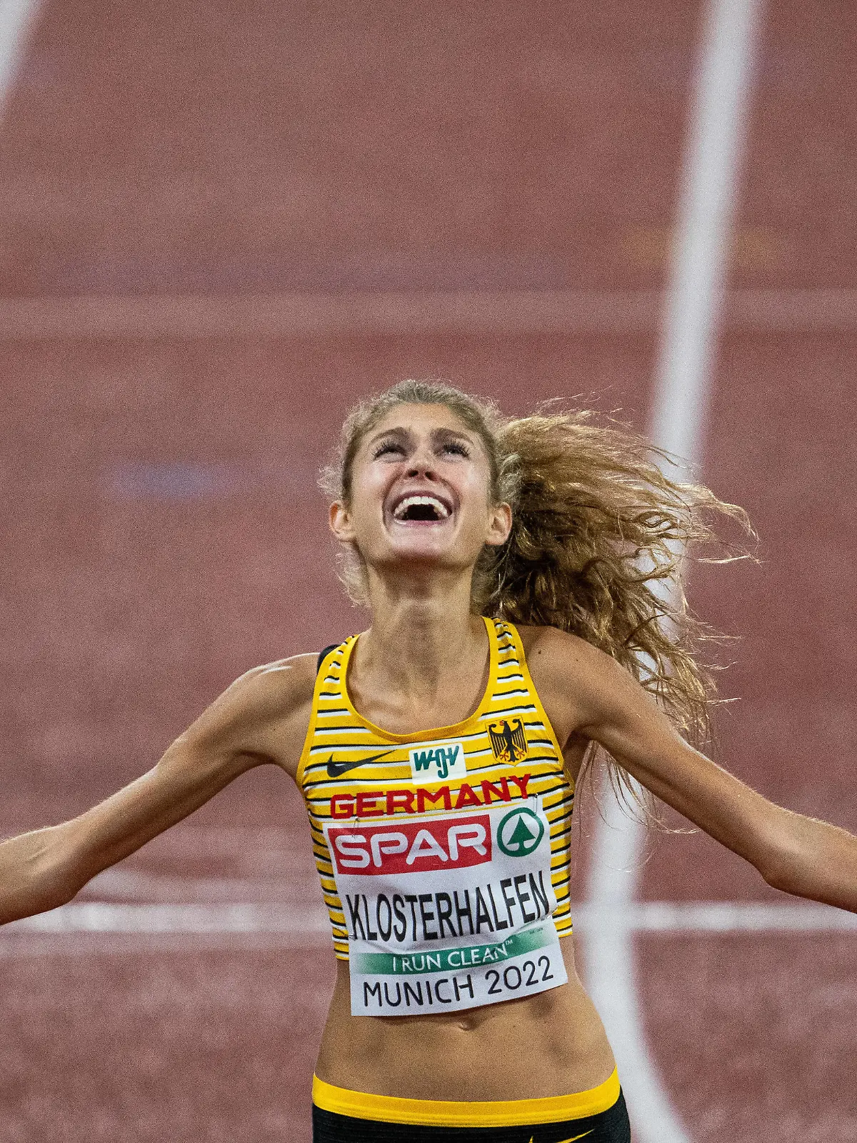  220818 Konstanze Klosterhalfen of Germany celebrates winning womens 5000 meter during day 8 of the European Championships on August 18, 2022 in Munich. Photo: Mathias Bergeld / BILDBYRAN / kod MB / VG0337 friidrott athletics friidrett europamästerskap em em 2022 european championships munich 2022 munchen-em day 8 bbeng norge norway depp dam kvinner women germany tyskland *** 220818 Konstanze Klosterhalfen of Germany celebrates winning womens 5000 meters during day 8 of the European Championships on August 18, 2022 in Munich Photo Mathias Bergeld BILDBYRAN code MB VG0337 athletics athletics athletics European Championships em em 2022 european championships munich 2022 munchen em day 8 bbeng norge norway depp dam kvinner women germany germany, PUBLICATIONxNOTxINxSWExNORxAUT Copyright: MATHIASxBERGELD BB220818MB143