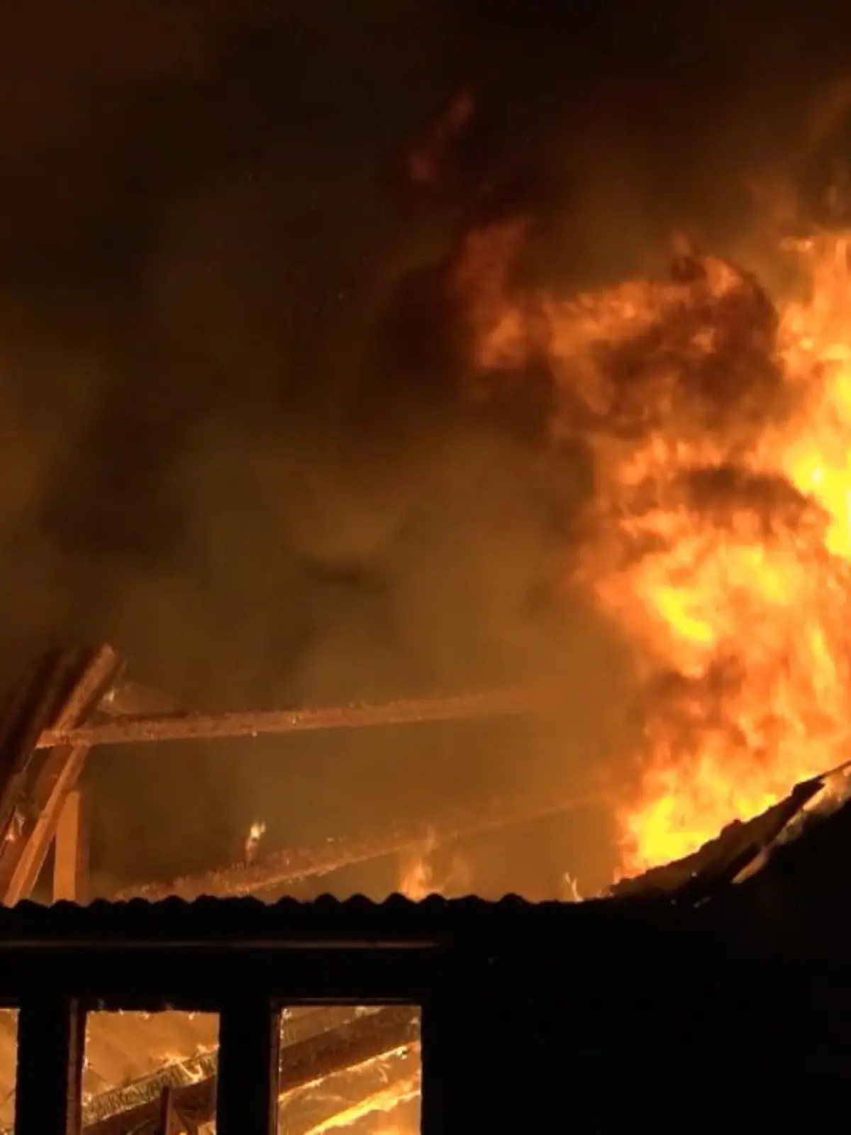 Knapp 100 Feuerwehrleute kämpften gestern Abend im Münsterland gegen einen Großbrand. Ein Feuer in einer Tischlerei in Greven hat einen Schaden in Höhe von etwa einer Million Euro verursacht. Für die Einsatzkräfte gab es dabei Probleme, an Wasser zu kommen. Hilfe und Unterstützung bekamen sie dafür aus der Luft.