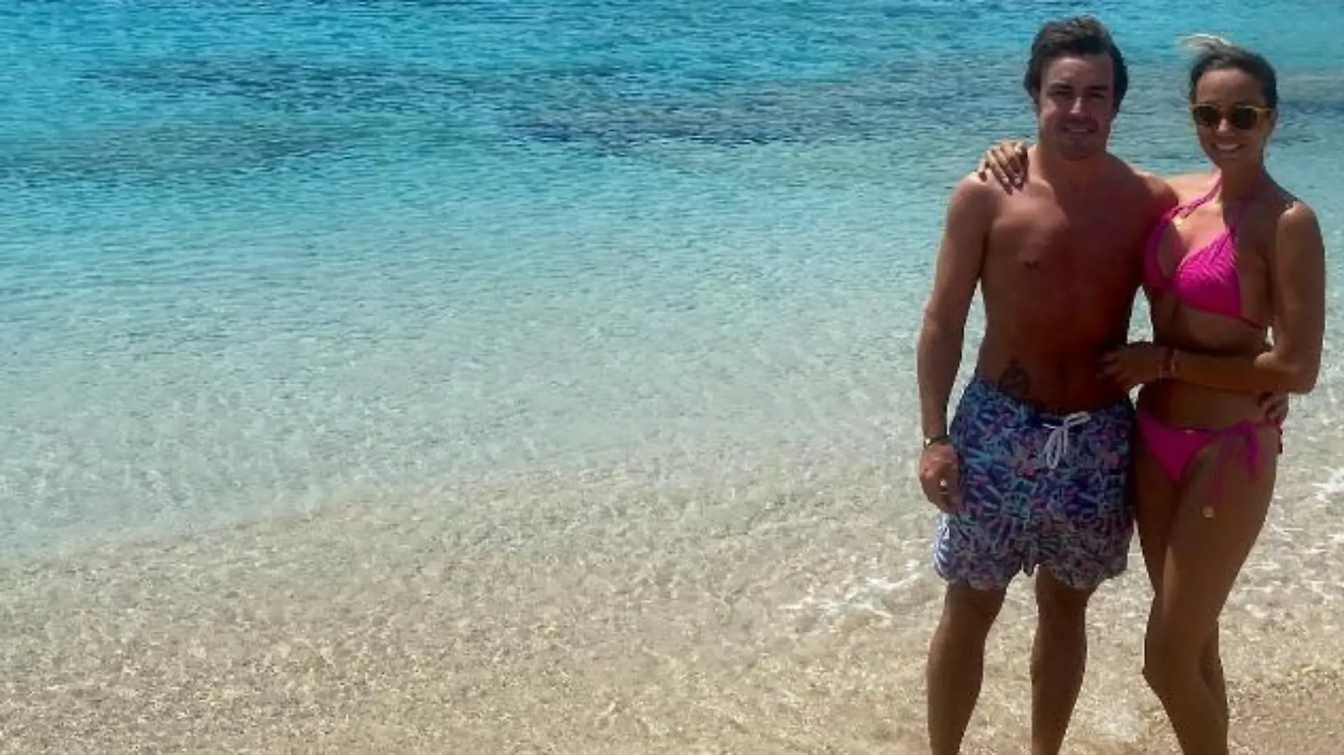 Fernando Alonso und Andrea Schlager am Strand